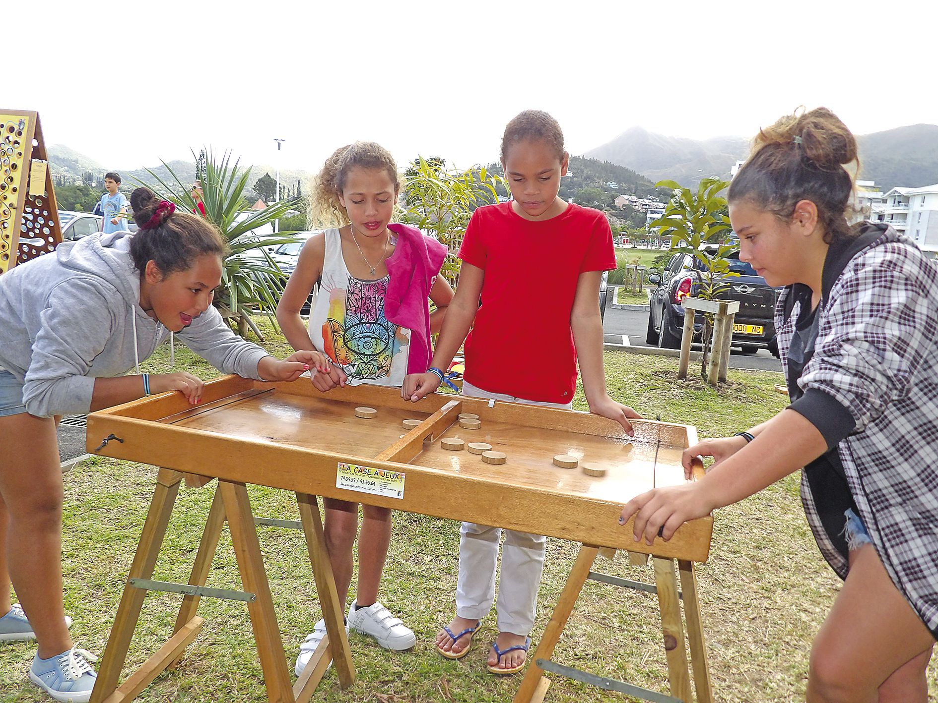 Entre copines, les jeunes filles ont bien profité des jeux géants en bois, parsemés sur la pelouse des abords du marché. Cette matinée festive placée sous le signe de l\'amitié a également été égayée d’un arbre à messages et de câlins gratuits. Le stand d