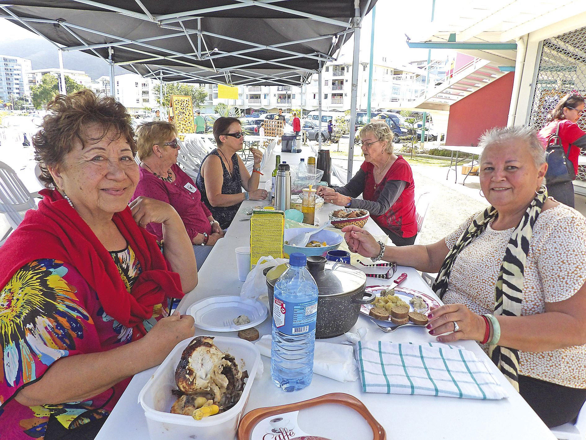 Pour clore la matinée, quoi de plus sympathique que de se retrouver à table autour d’un repas partagé. Sylvie et Rose-May, du Mont-Dore sud, participaient pour la première fois et étaient enchantées de l\'initiative. Avant de déjeuner, elles n’ont pas hés