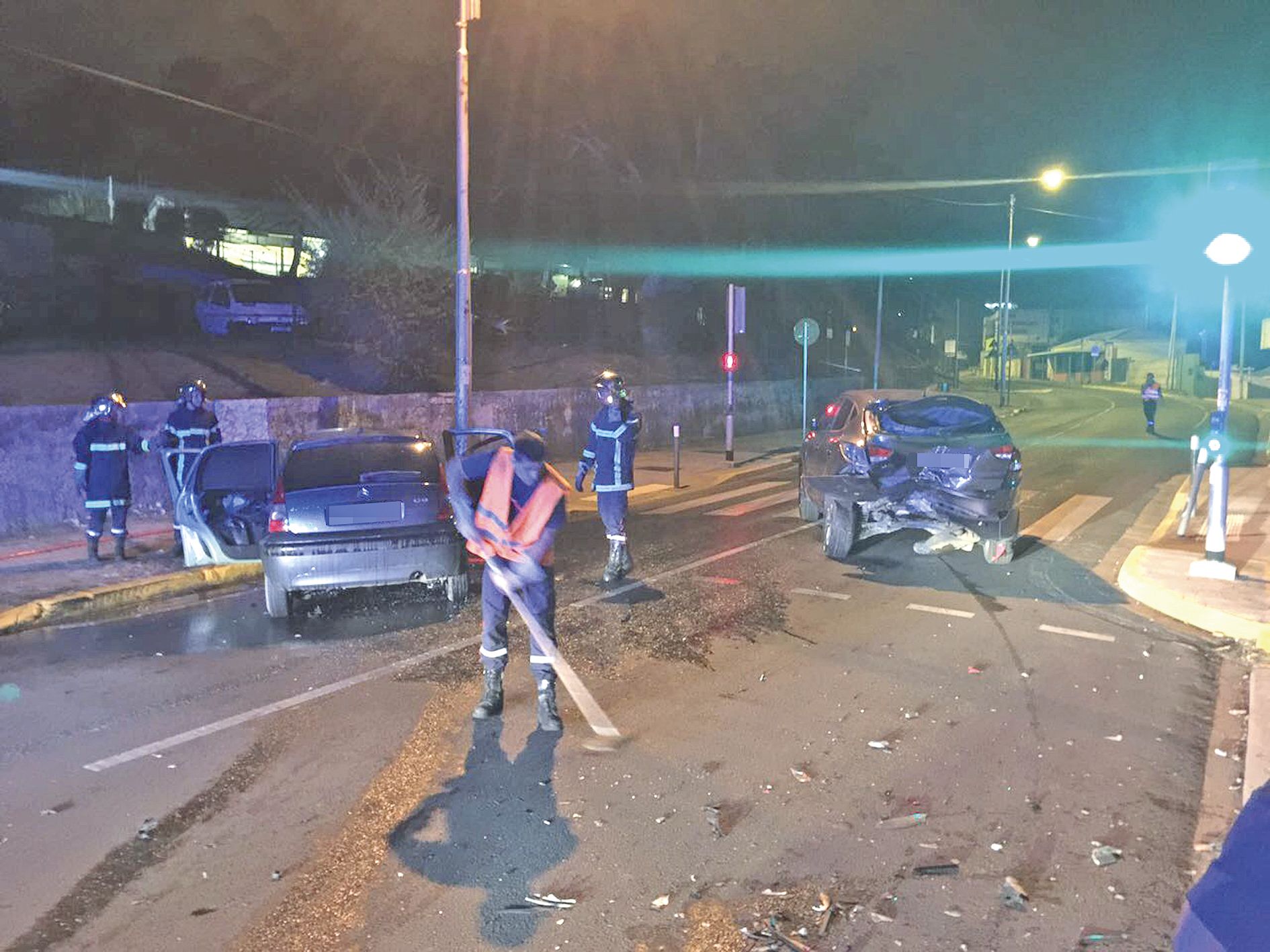 Sous la violence de l’impact, le véhicule stationné a été projeté à plusieurs mètres.