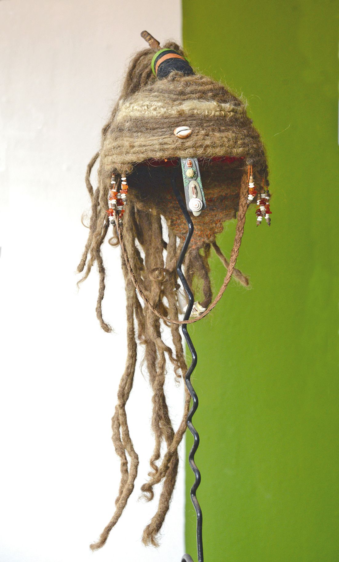 Arthur crée beaucoup de pièces personnelles comme ce casque, composé de ses propres dreadlocks (2004 à 2015).