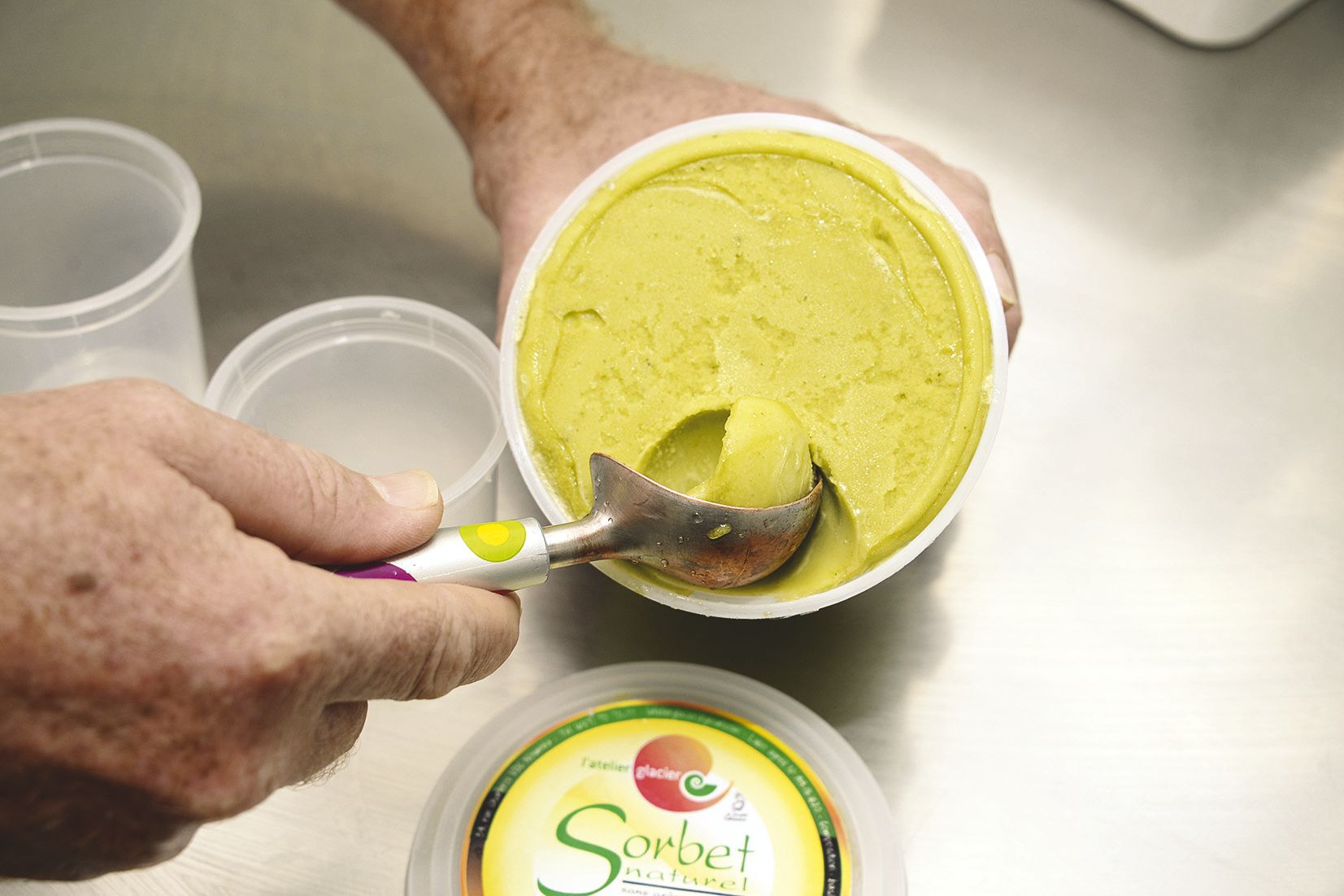 Ce sorbet au basilic a été réalisé avec du basilic thaï. « C’est le meilleur, il est plus anisé », selon l’artisan.