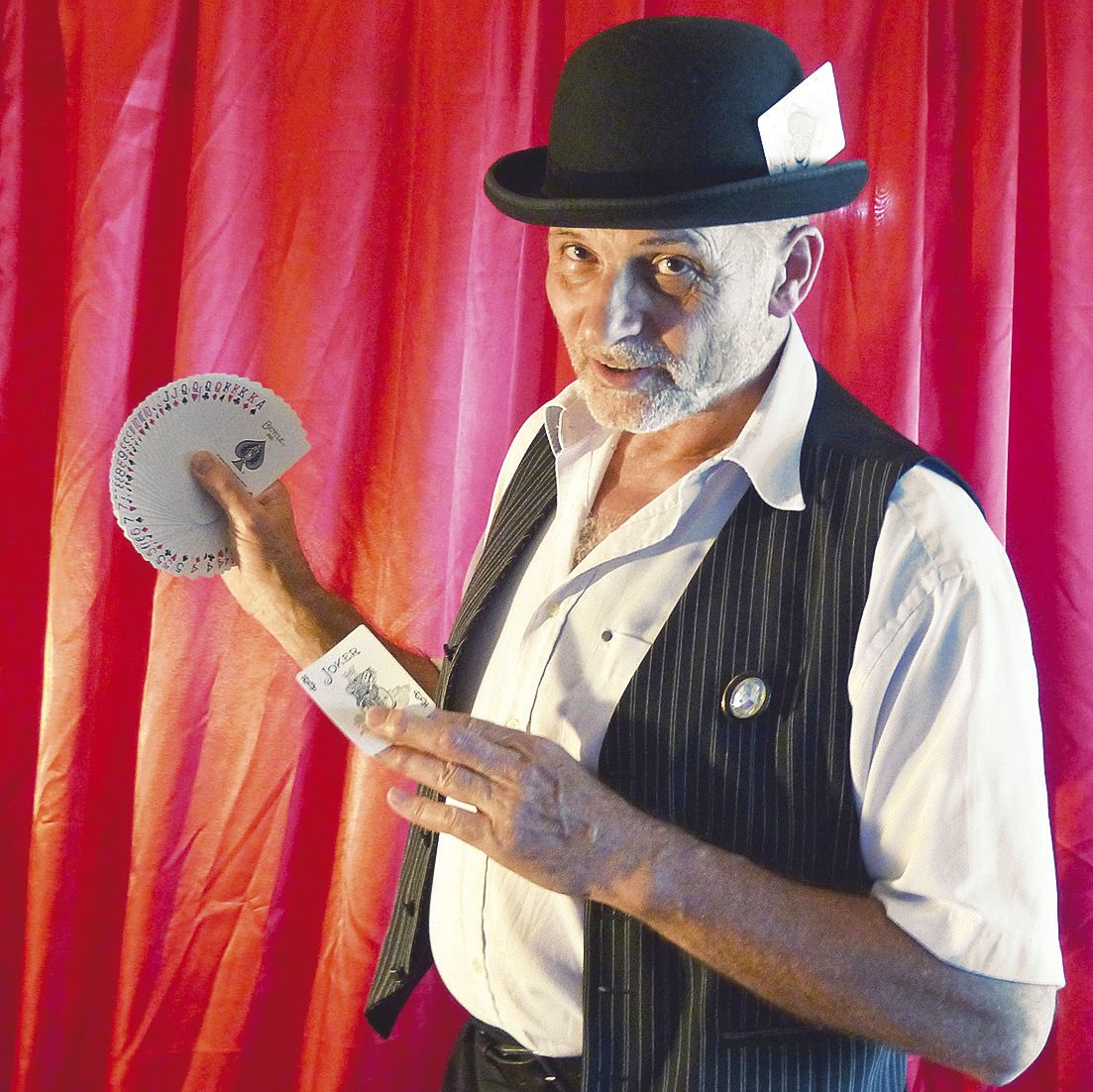 Dans One Man Magic Show, le magicien Gils Vaya  revendique « 52 partenaires », qui tiennent toutes dans sa main.