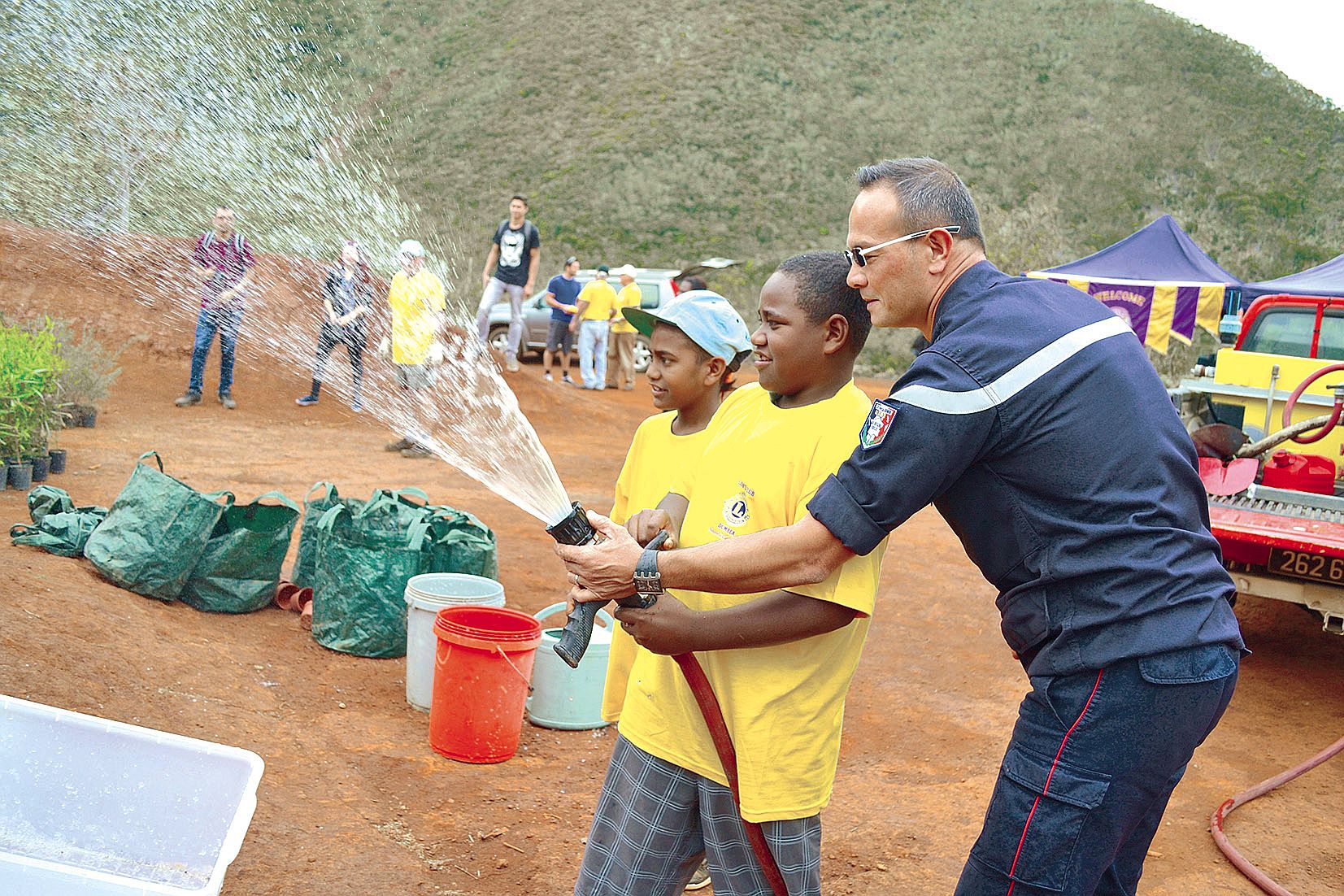 Bruno Chitoussi, le chef de corps de la caserne de pompiers de Dumbéa, est venu prêter main-forte aux écoliers afin de les approvisionner en eau, le temps des plantations.