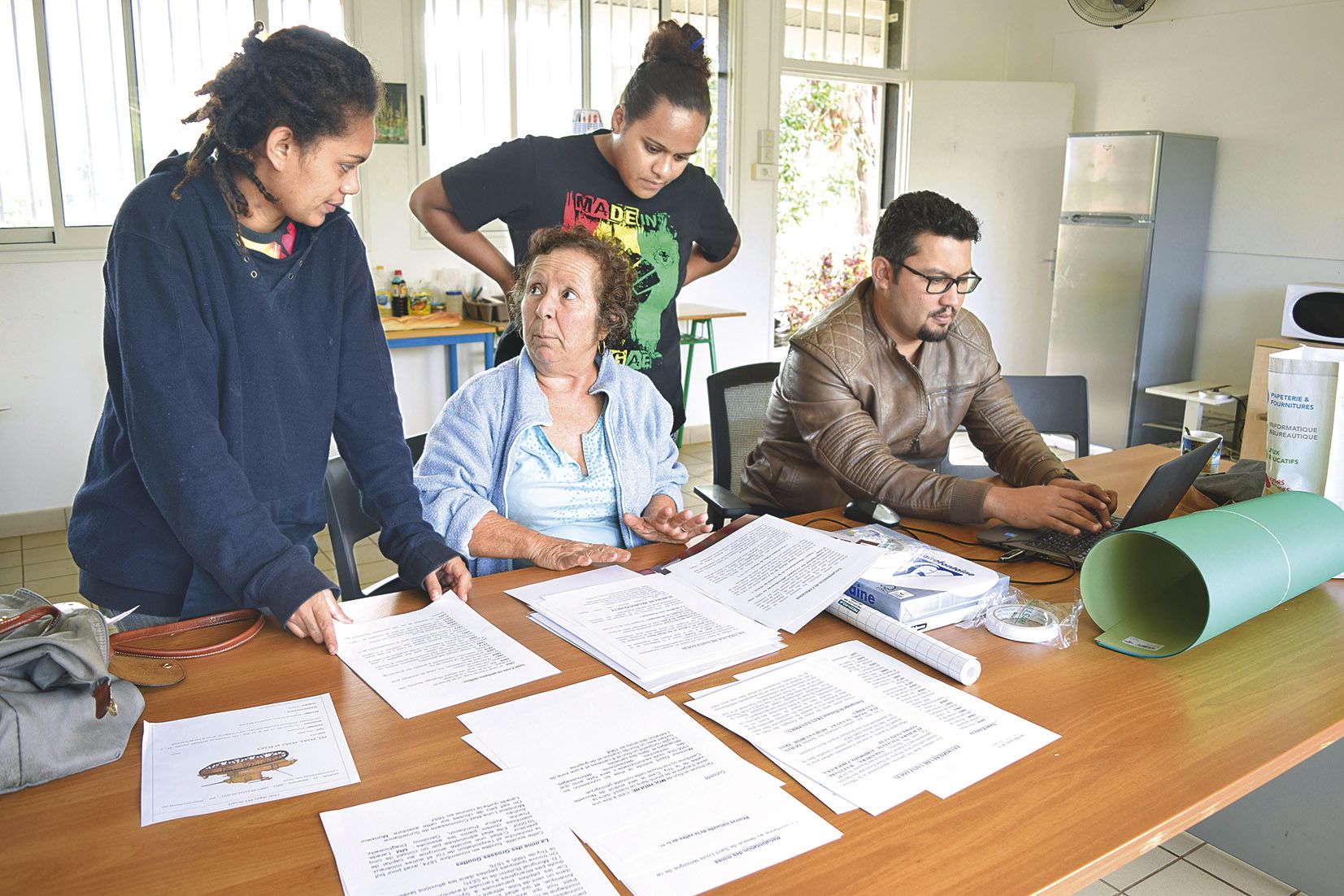 En compagnie de Monique Villiseck et de Jérôme Frigéni, Djenaelle et Maria s’occupent des panneaux d’information qui serviront pour l’exposition sur le thème « Les migrations ».