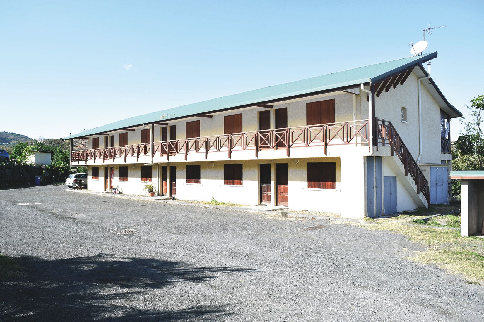 Toit vert, portes et fenêtres en bois. C’est la spécificité des logements de Nogouta.  Même les maisons, construites en premier, ont pratiquement toutes un toit vert.