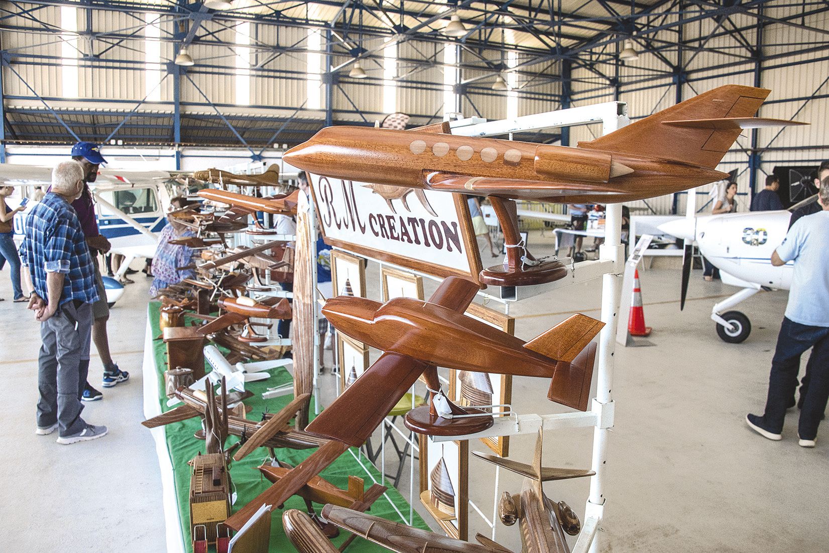 L’aéronautique inspire : RM création et ses avions en bois était présent tout comme le club de modélisme les  Alcyons, dont le terrain de jeu se trouve à Nakutakoin.