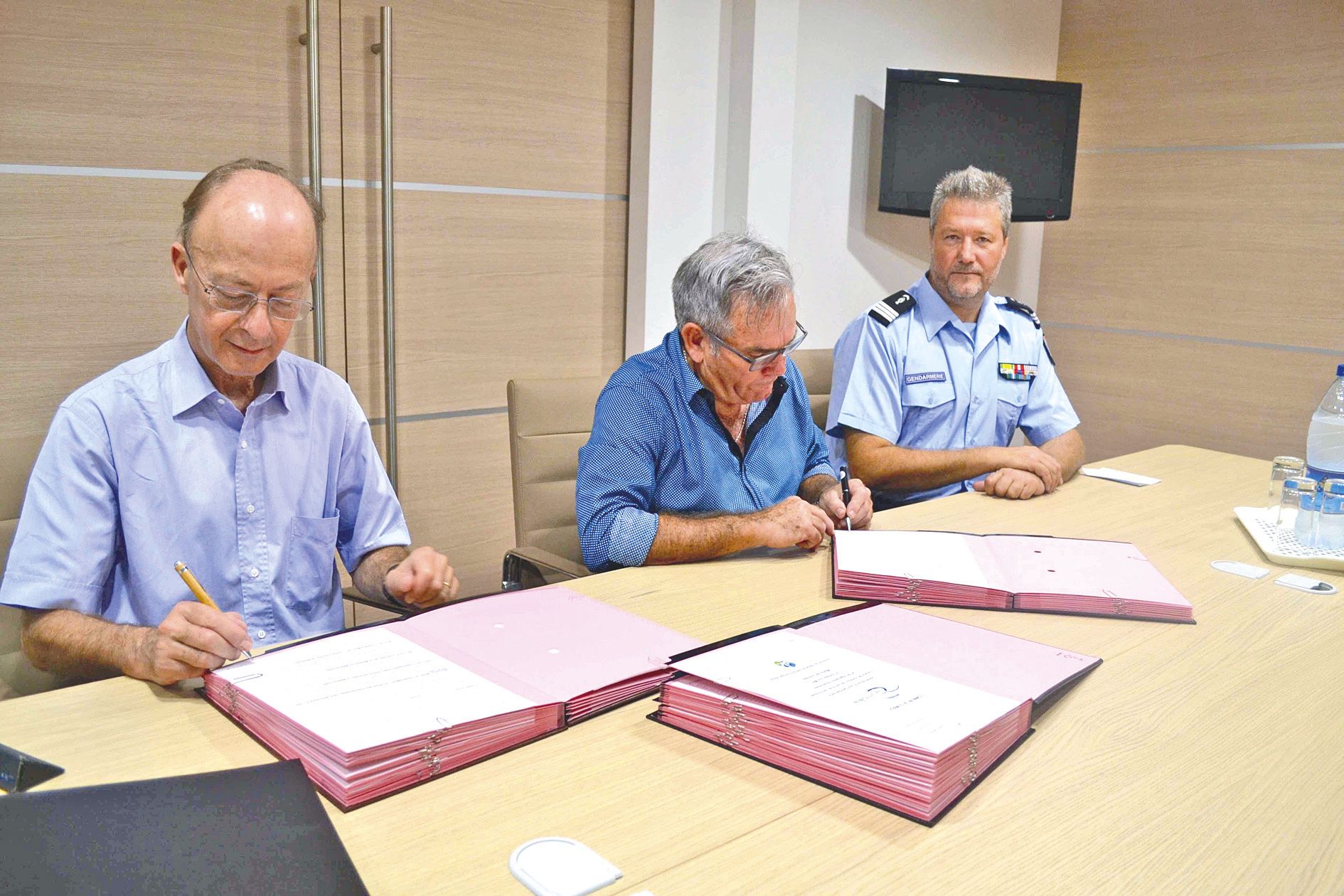 Louis-Jacques Vaillant, directeur général de la Sic, le maire Georges Naturel et le capitaine Dovergne, commandant de la brigade de gendarmerie de Dumbéa, lors de la signature.