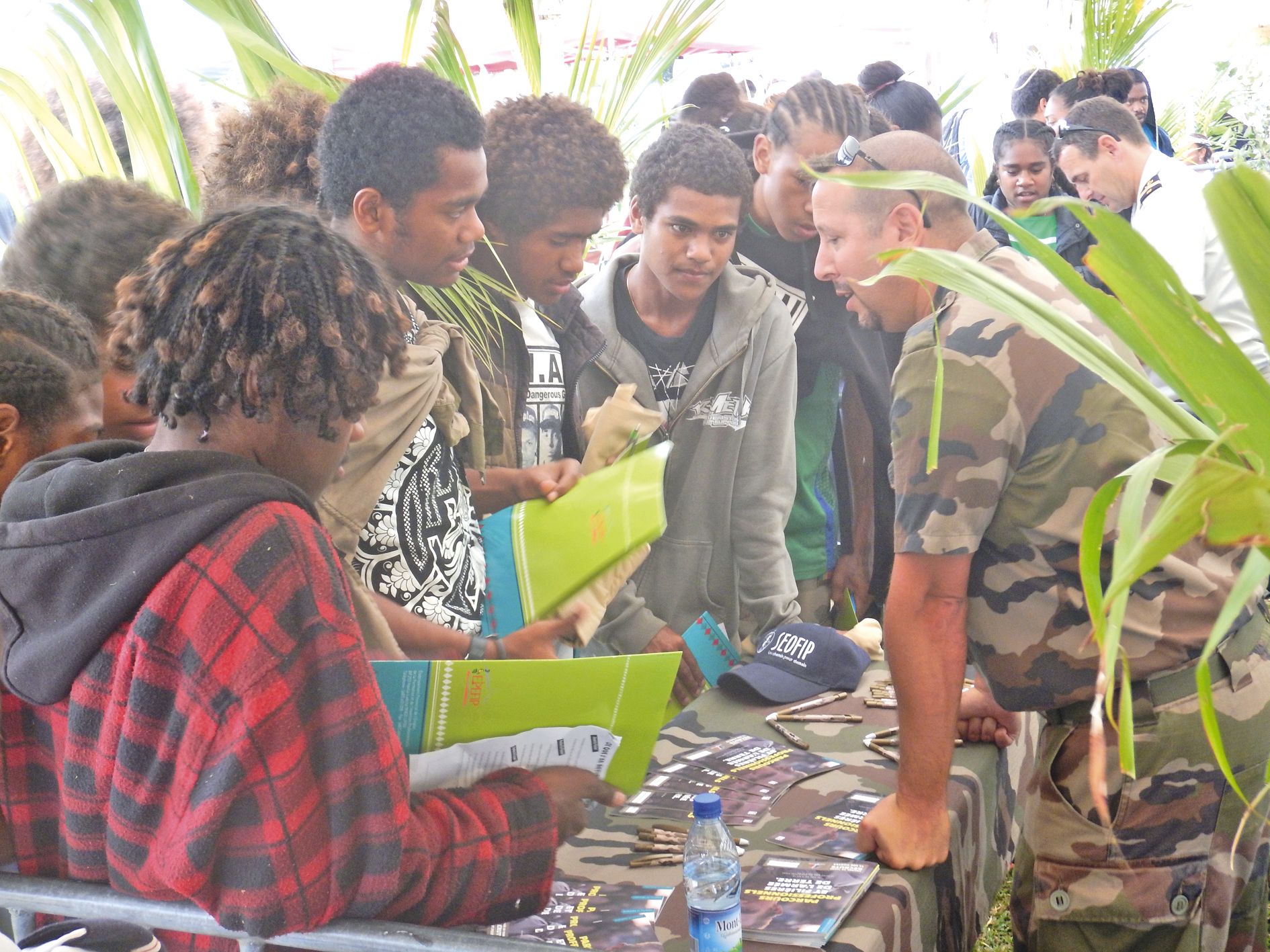 Les stands pour les métiers de militaire, de police et de pompier ont, comme souvent,  attiré de nombreux curieux. Une vingtaine de tables étaient dédiées à la découverte des professions concernant les services provinciaux, les entreprises de l’île, l’art