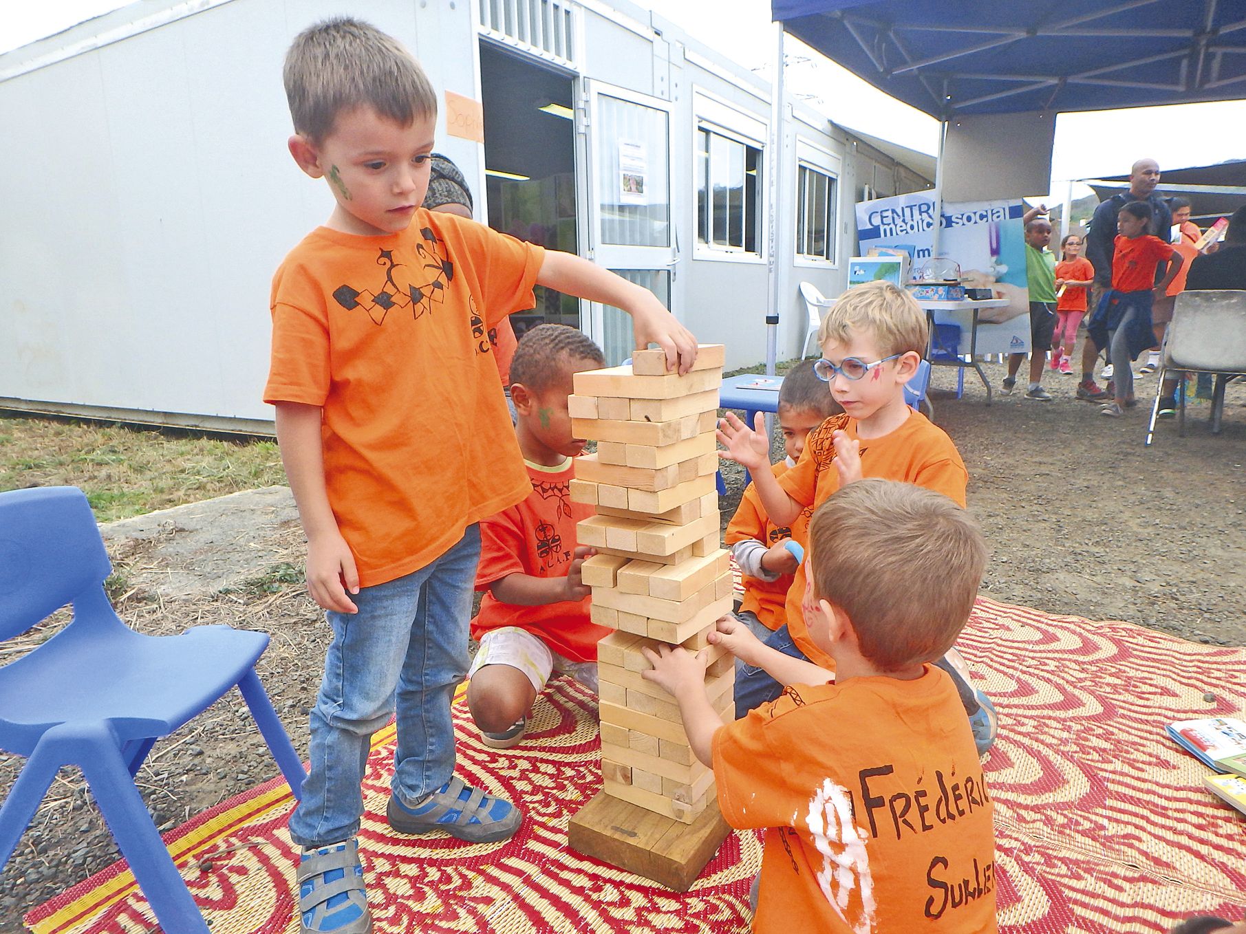 Sur cet espace de jeu animé par le Centre médico-social, les enfants devaient se concentrer pour déplacer les éléments du bas de la tour vers le haut sans faire tomber l’édifice. 