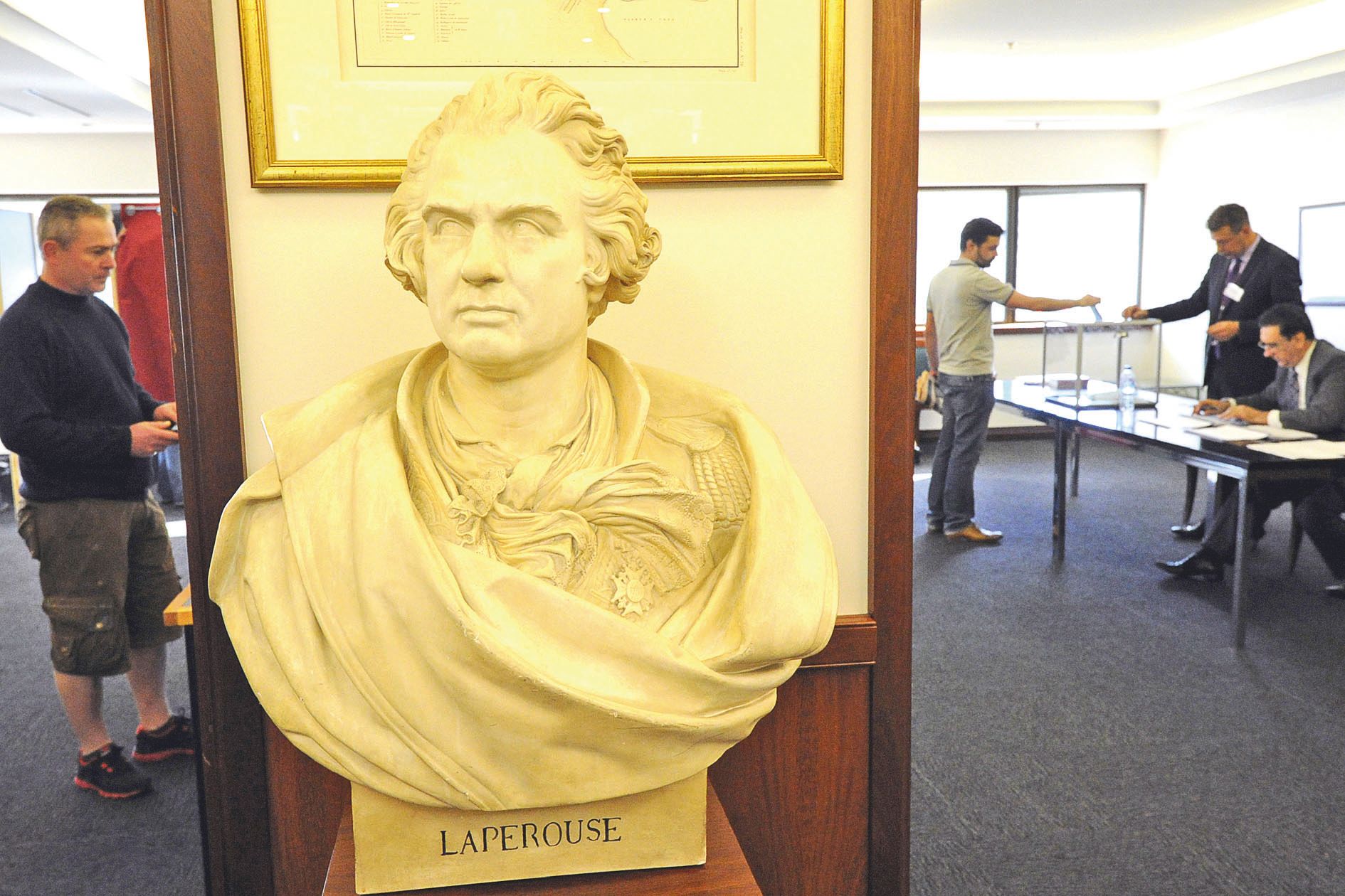 Un buste en marbre de l’explorateur français La Pérouse est exposé au consulat de France à Sydney.