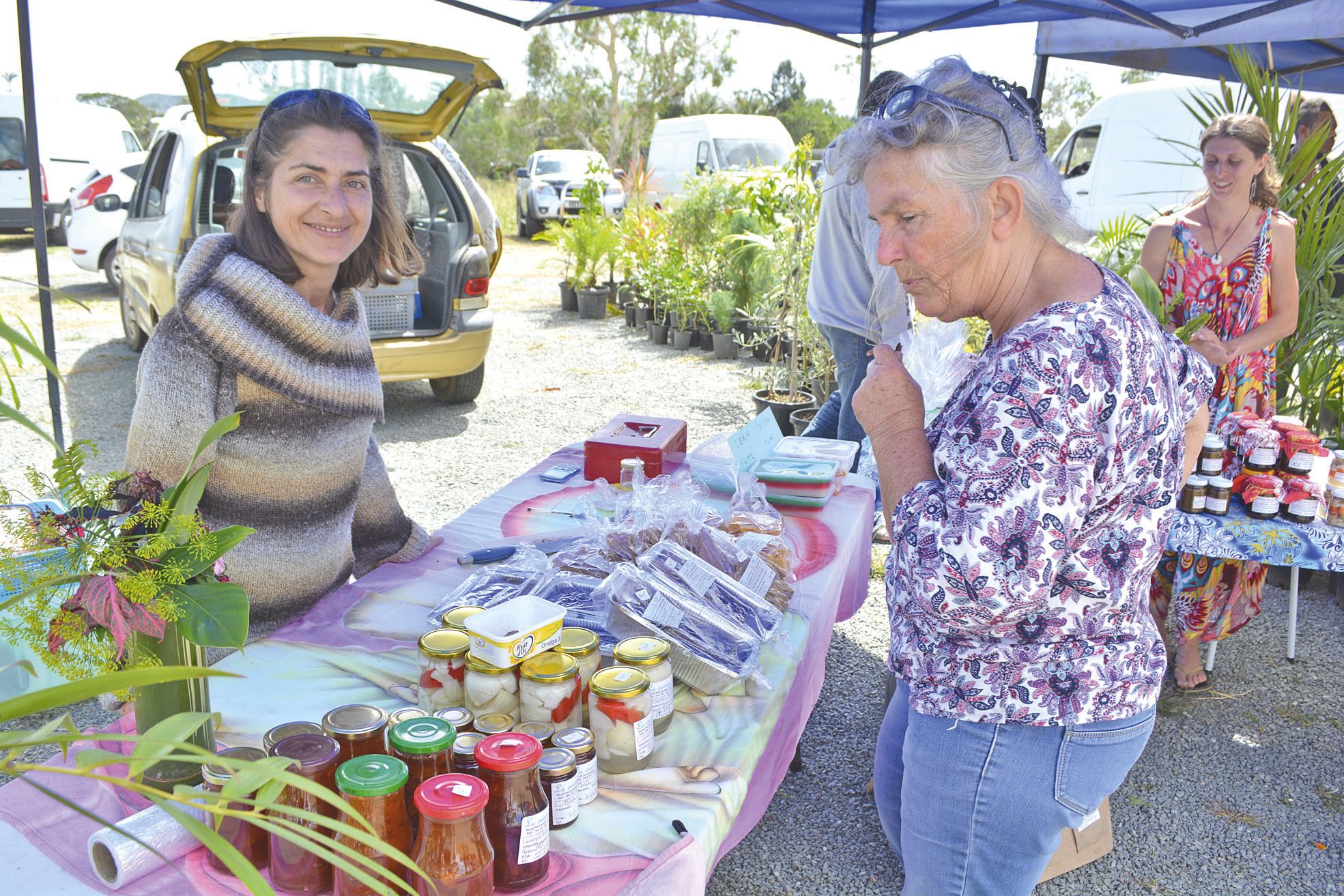 La Fête du palmier est aussi l’occasion pour les habitants des tribus, mais aussi pour ceux des vallées de la commune, à l’image de Karine (à gauche) et d’Elodie, de présenter leurs produits artisanaux.