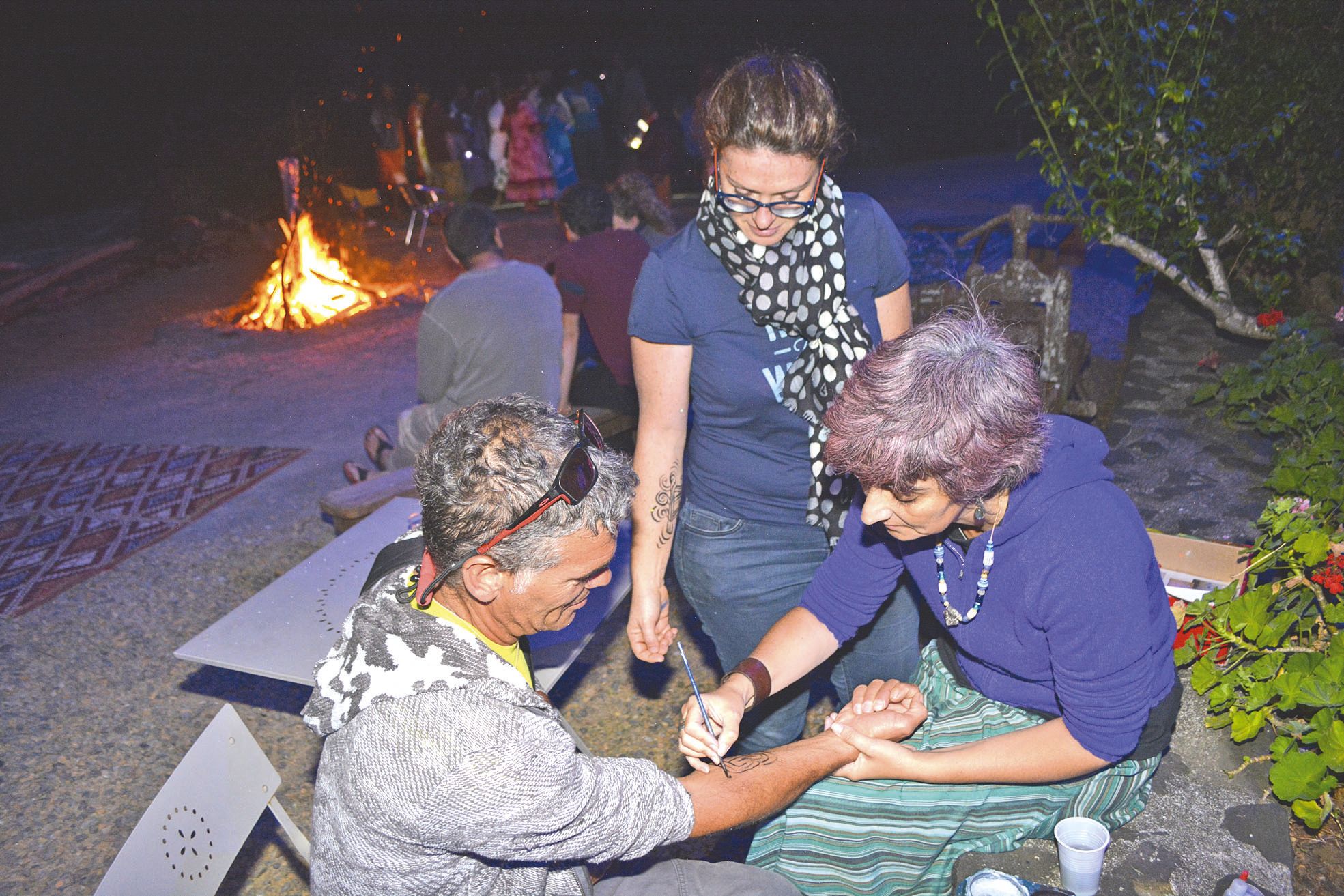 Dans les jardins du musée, Marianne Tissandier, du musée  de la Nouvelle-Calédonie à Nouméa, a proposé gratuitement des maquillages basés sur les pétroglyphes. A l’image  de Jean-Pierre (notre photo), plusieurs personnes se sont laissé tenter.