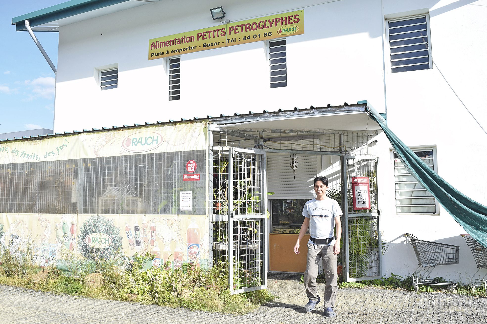 Jacques Xanh tient l’alimentation du quartier depuis 2014.  Il fait parfois - et malgré lui - office de guide pour certains touristes qui souhaitent voir les fameuses roches gravées. 