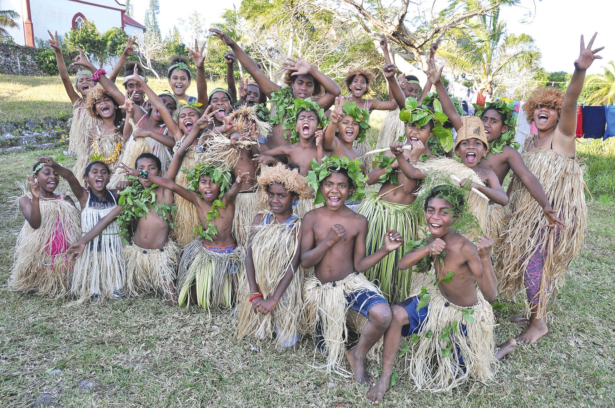 Les enfants de Canala ont offert une danse traditionnelle aux élèves, aux parents et aux personnels enseignants de La Roche, guidés par leurs enseignantes, justement originaires de Maré. Leurs camarades Si Nengone iront également les retrouver en pays Xâr