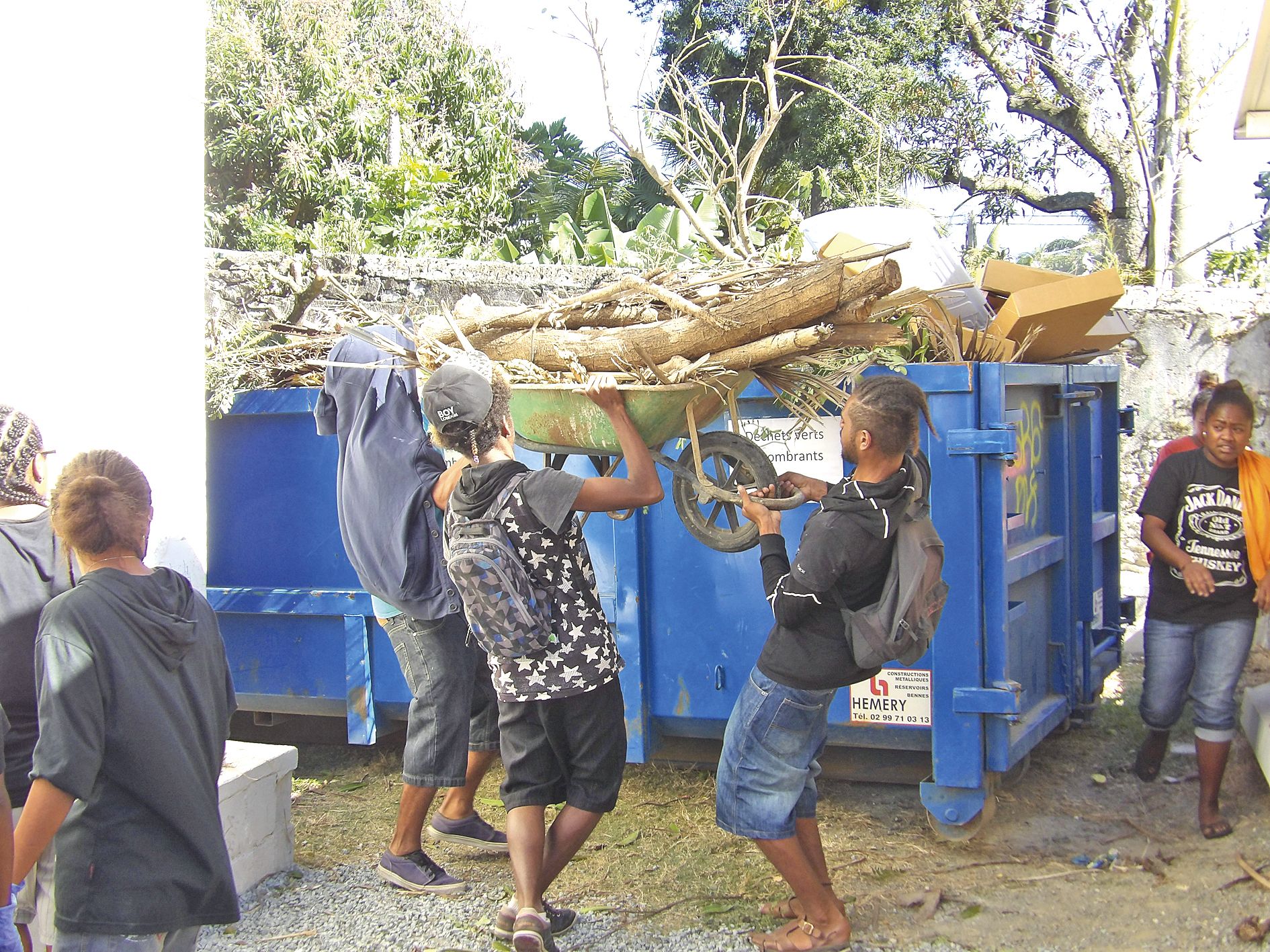 Après élagage, les branches des arbres de la cour et du petit bois ont été évacués dans une benne de déchets verts.