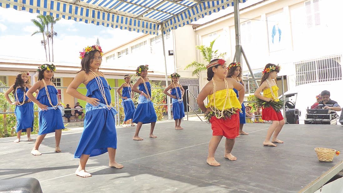 Les groupes de danses se sont succédé sur la scène improvisée pour le plus grand plaisir des parents.