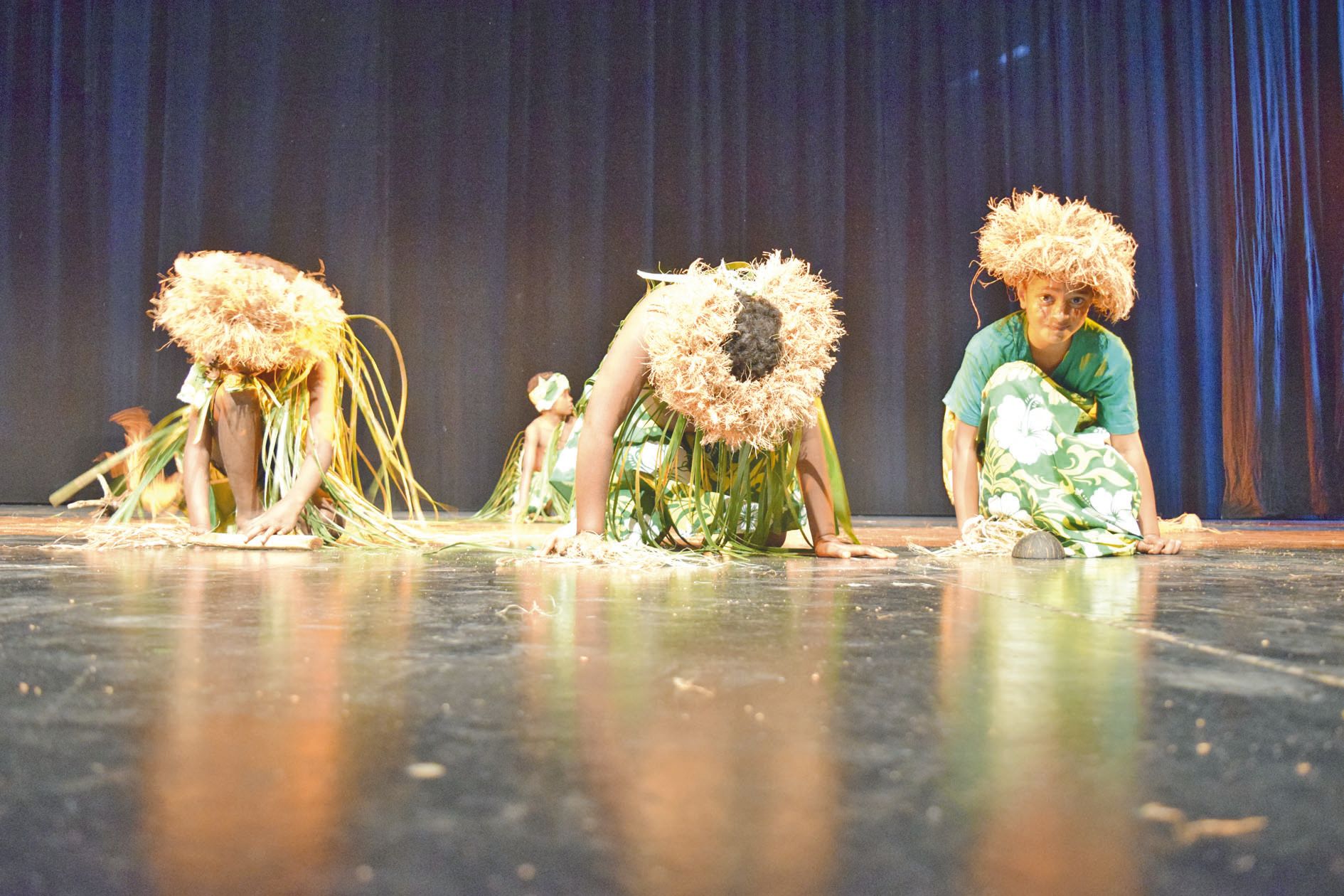 La petite troupe de Karikouyé a ouvert le Tremplin avec une danse traditionnelle rare sur le tressage du jonc. Chaque étape était expliquée par Roselyne, animatrice au Dock.