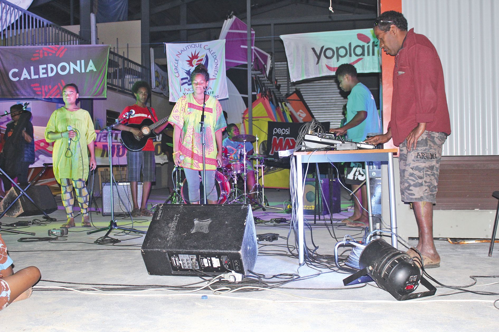 Les jeunes musiciens se sont produits dans le hangar de la base de voile de Hnaipolë, aménagé spécialement pour cette occasion.