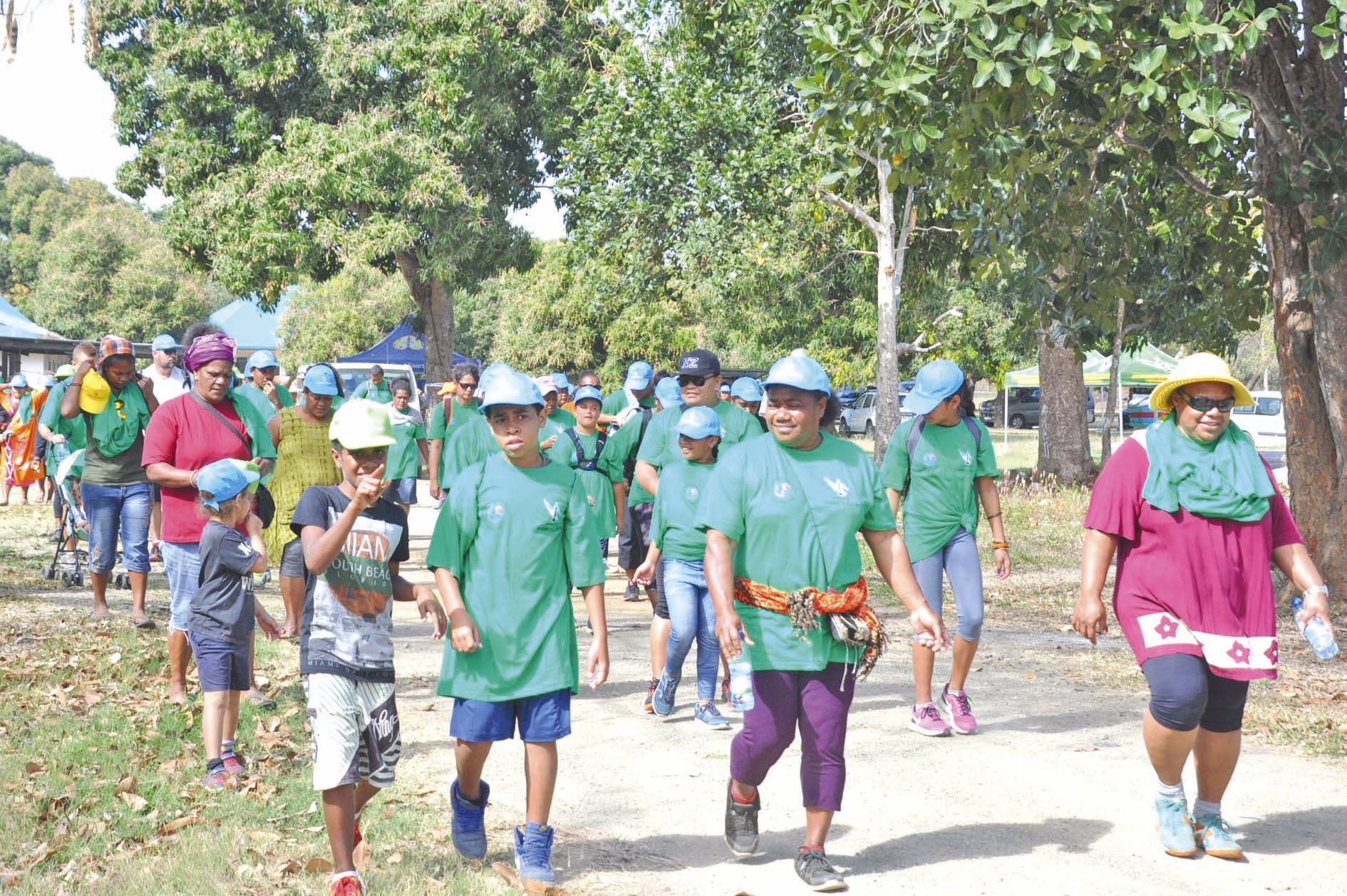 Après le petit-déjeuner d’accueil, trois cents personnes, adultes et enfants, ont commencé la journée par une marche de sept kilomètres.