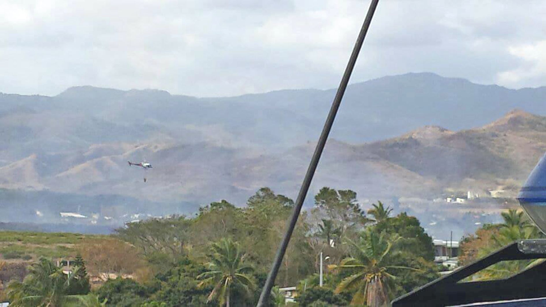 L’utilisation d’un hélicoptère bombardier d’eau à La Coulée comme ici à Koné, s’est avérée efficace.