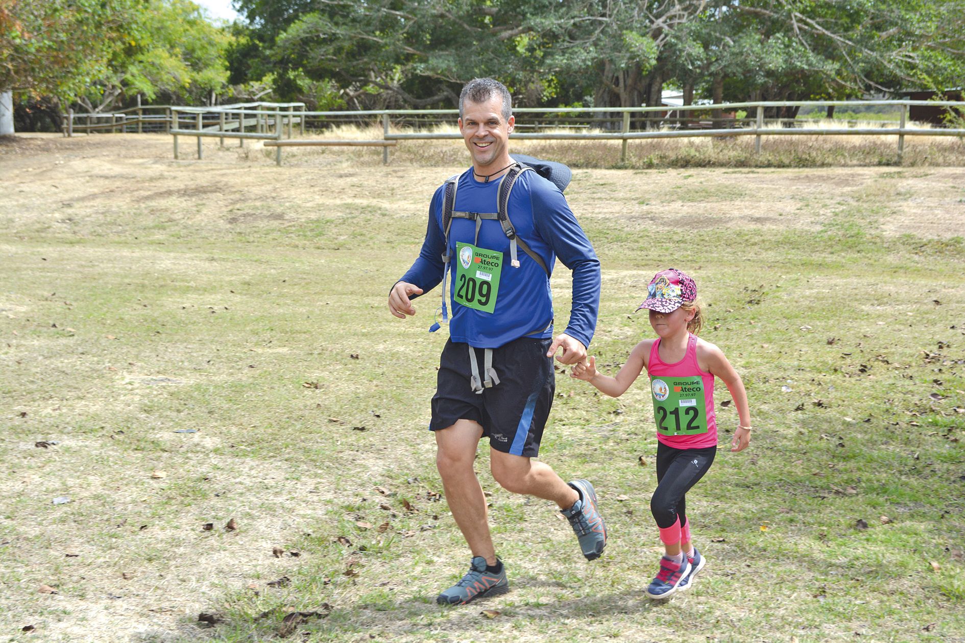 Tout comme ce papa, certains parents ont préféré faire le circuit vert pour pouvoir  accompagner et encourager leur graine de champion.