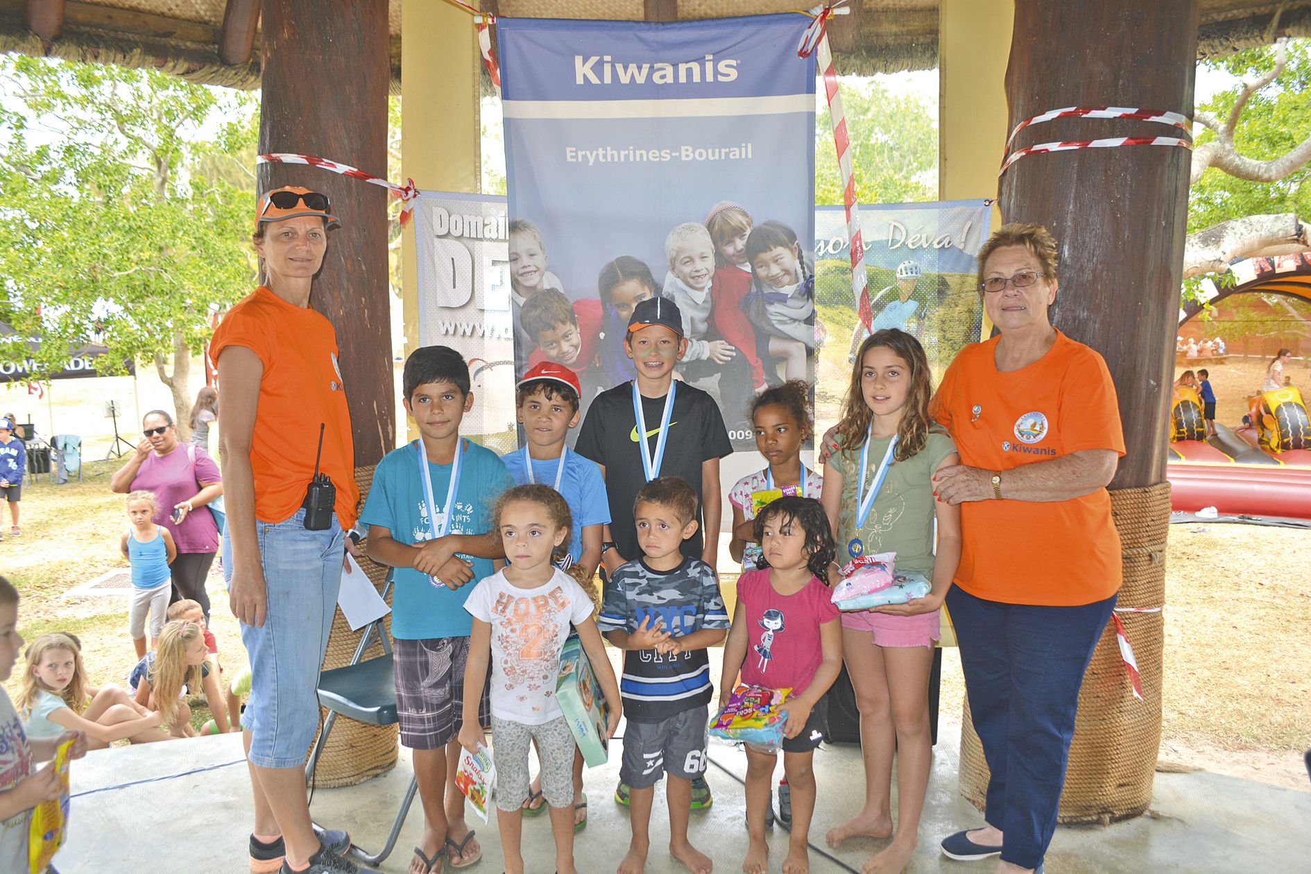 Marie Jo Hardy (à droite), présidente du Kiwanis club Erythrines, et Sylvana Bima,  directrice de course, ont choyé les participants. En plus des médailles, les enfants sont  repartis avec des cadeaux et des friandises. « Nous n’avons pas voulu faire de c