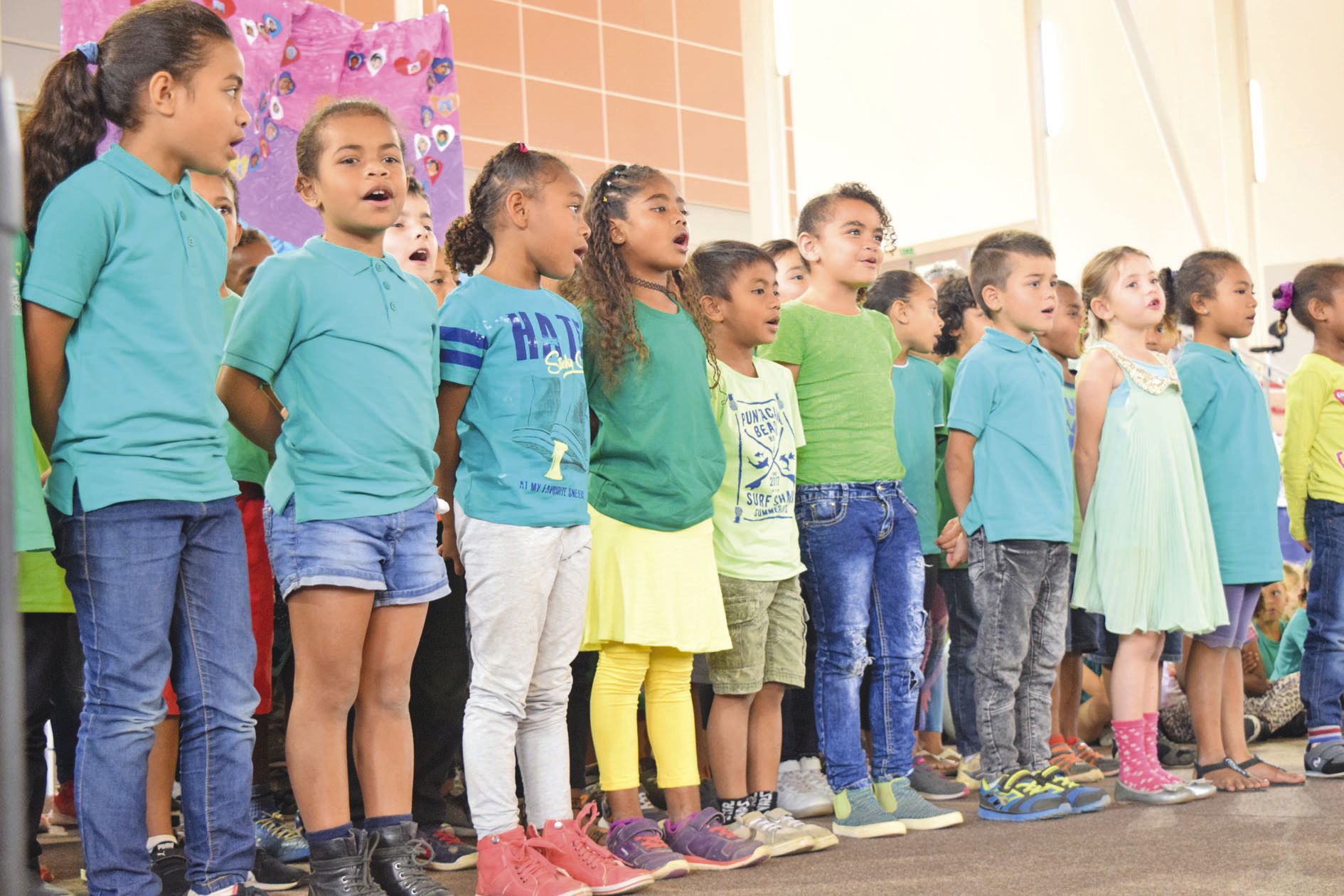 Chants religieux, en langue, et de variété française ont rythmé la matinée, comme ici avec les écoliers de Luc-Amoura. Et tous avaient évidemment pour thème la paix et le partage.