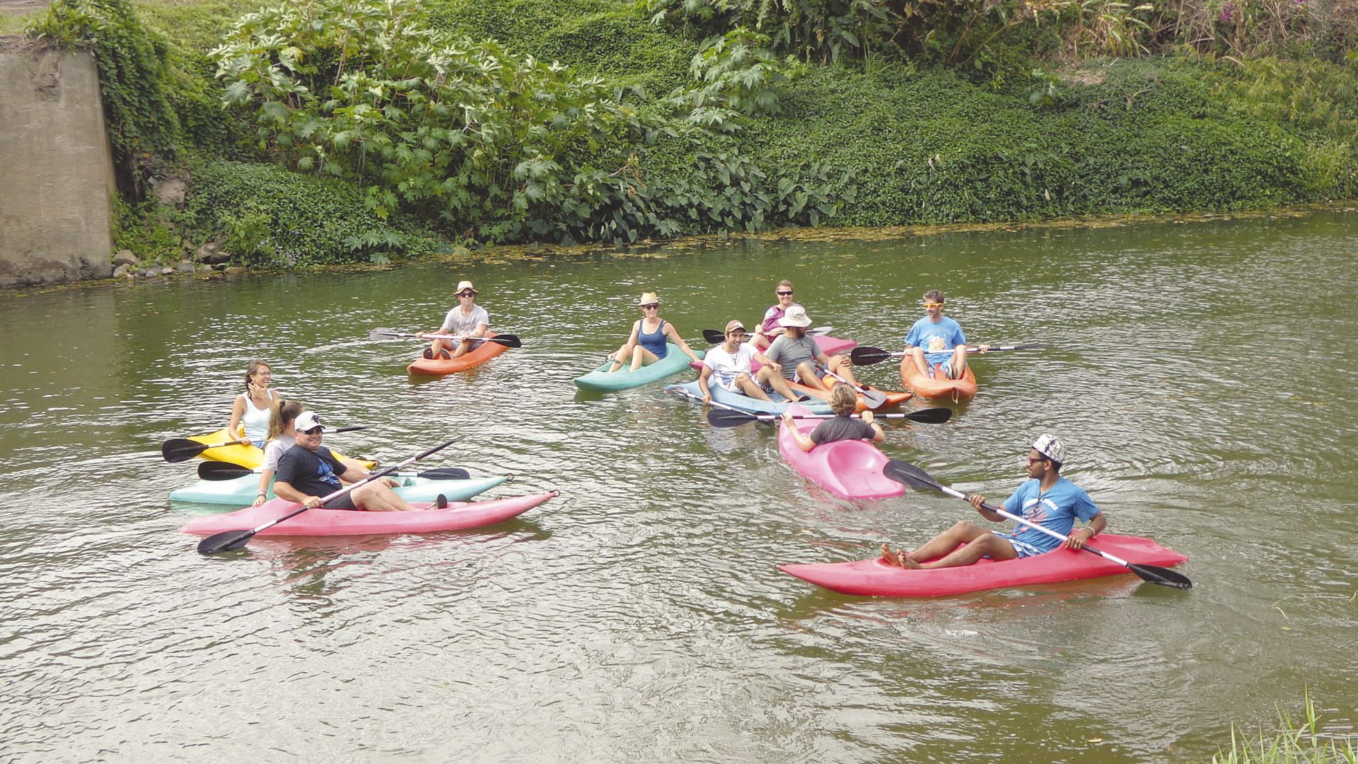 Les visiteurs sont partis en kayak pour se rendre aux anciens quais de La Foa, situés à Tia, où les marchandises arrivaient en pétrolettes. Elles étaient récupérées par char à bœufs ou à cheval et distribuées dans la région.