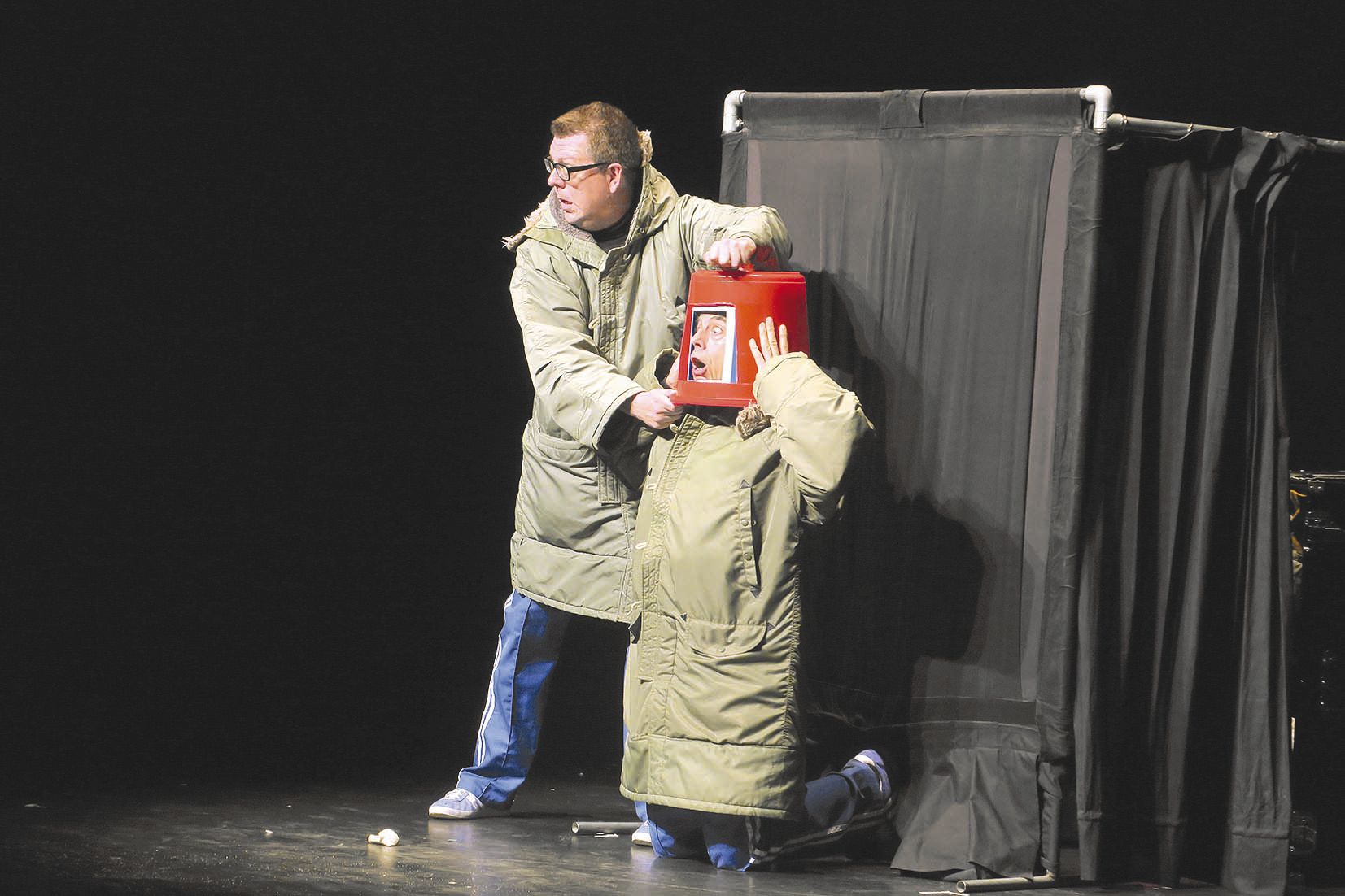 Mi-magiciens, mi-clowns, les Anglais du duo Men in Coats ont provoqué des rires en cascade avec leurs numéros frénétiques et surréalistes, qui doivent autant au dessin animé qu’à l’illusionnisme. On les a vus extraire de leurs capuches les objets les plus