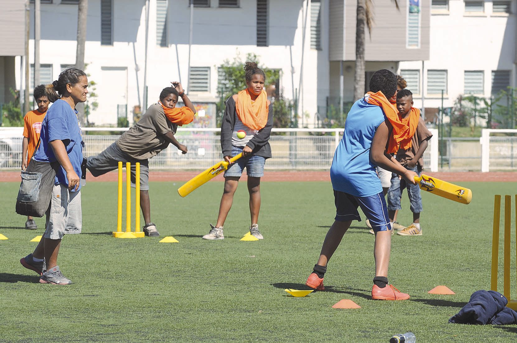 Près de 216 jeunes de 8 à 17 ans ont participé à des tournois de beach soccer, volley-ball, hand ball, cricket, basket-ball et rugby, avec l’appui technique des ligues calédoniennes et du comité régional de cricket, lors de la 9e Journée multisports Berna