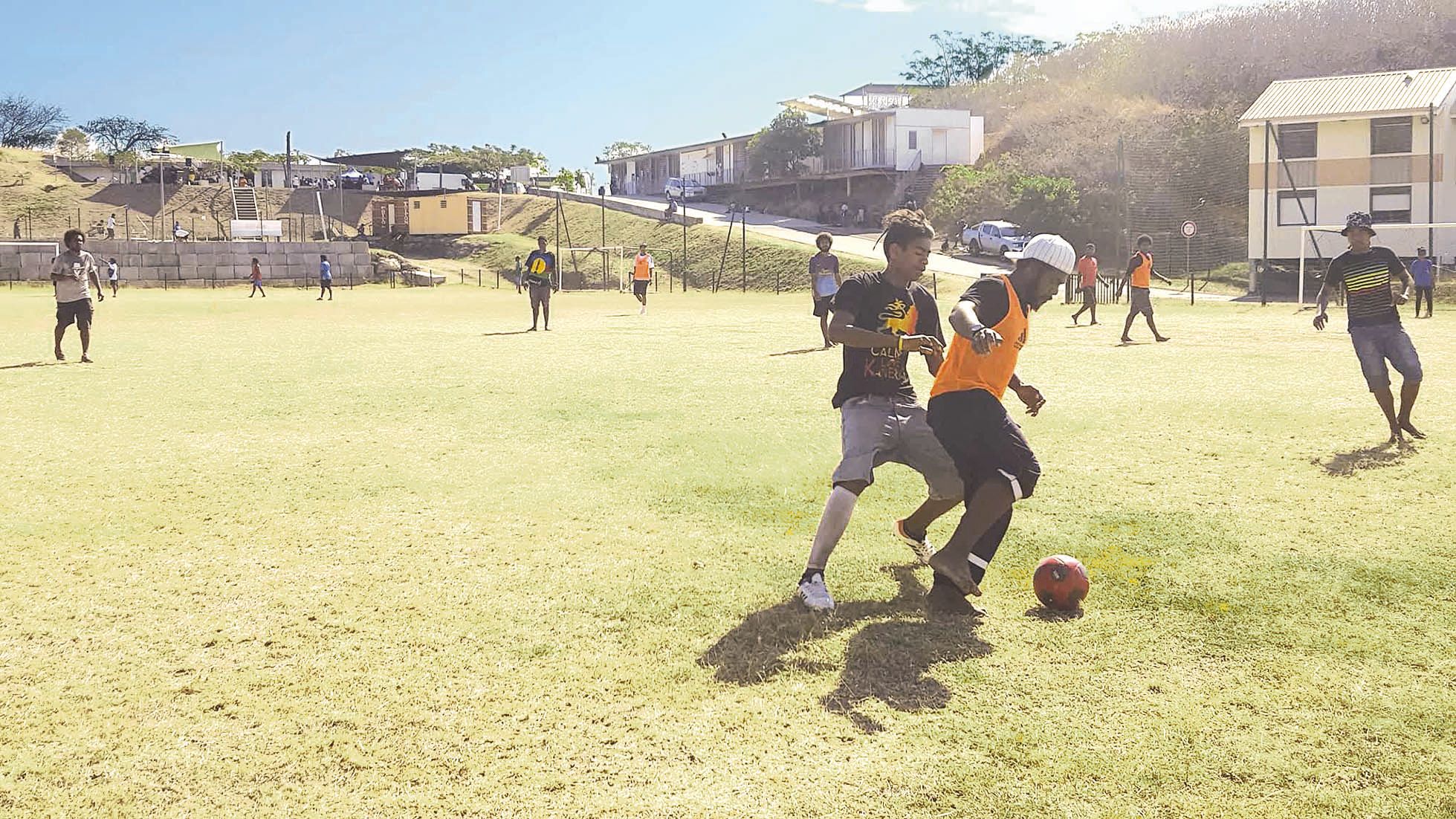 Tournois de foot et de beach-volley, jeu de piste, sketches, danses et chants… Les étudiants ont aussi célébré l’événement, samedi, sur le campus de Nouville, sous le soleil et dans la bonne humeur. De quoi resserrer les liens de ces jeunes.