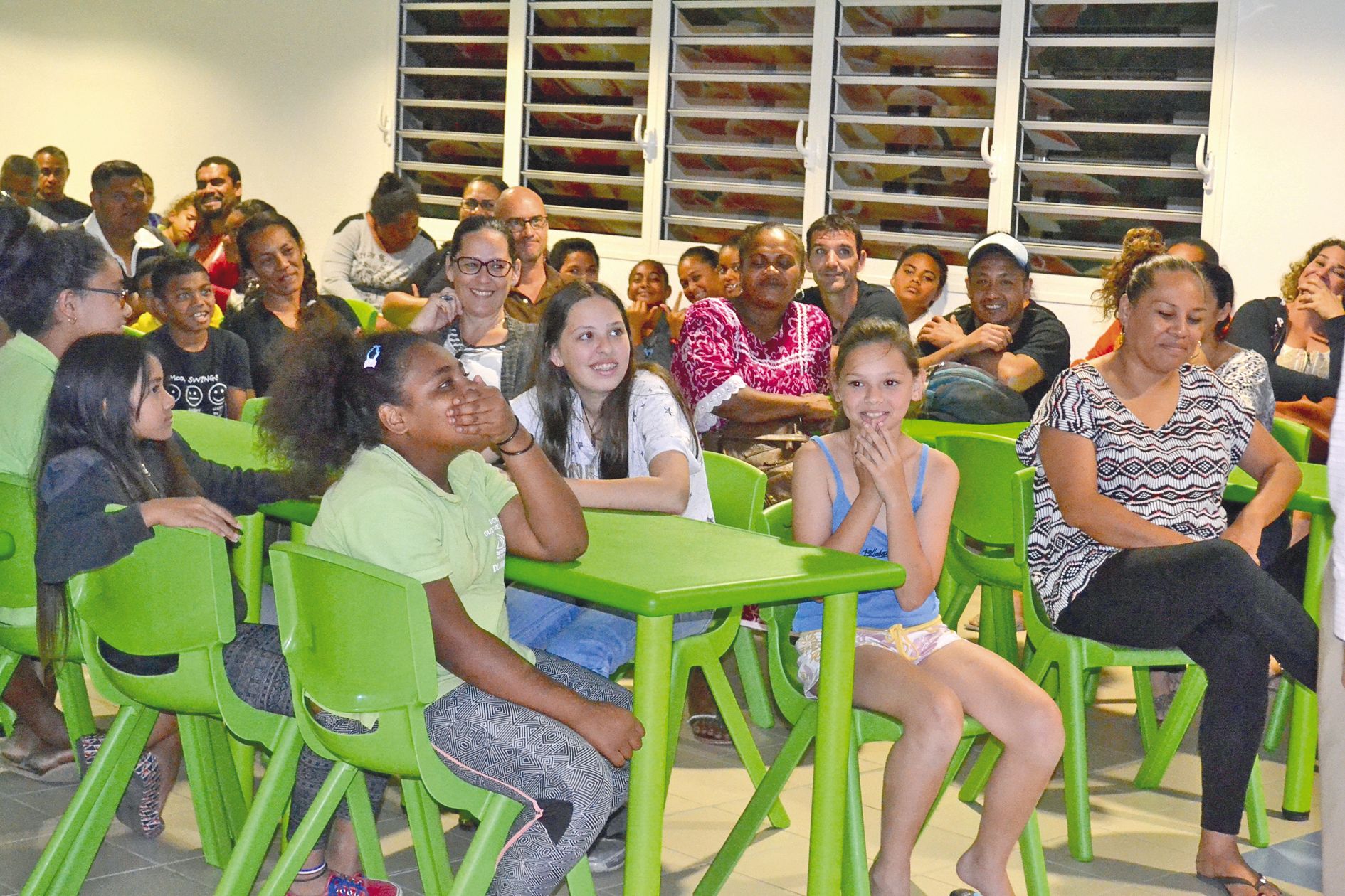 La cantine de l’école Michelle-Delacharlerie-Rolly était remplie de familles qui ont répondu présent, en nombre, à cette réunion.