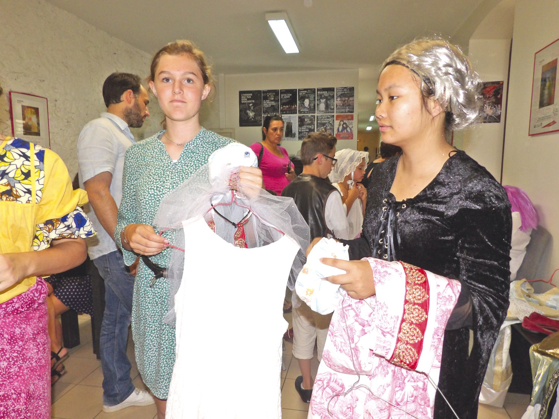 Les collégiens de Cluny préparent leurs costumes en coulisses pour jouer Pour le meilleur et pour le pire.