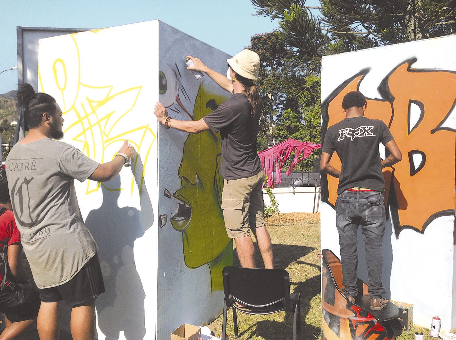 Un concours de graff sur le thème du manga s’est tenu dans la cour du centre culturel. Le public a pu admirer les artistes en action, munis de leurs bombes de couleur.