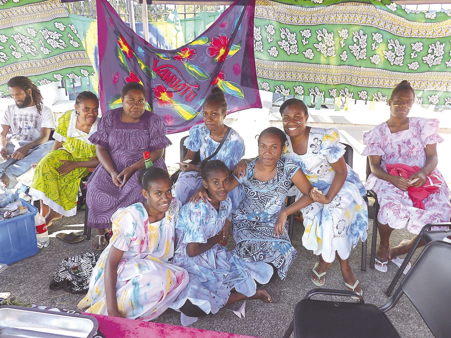 Une délégation vanuataise de dix étudiantes de l\'Université de Nouvelle-Calédonie a proposé du kava. Celles-ci ont aussi interprété une danse de l\'île de Mallicolo, intitulée Olfala Malakula.