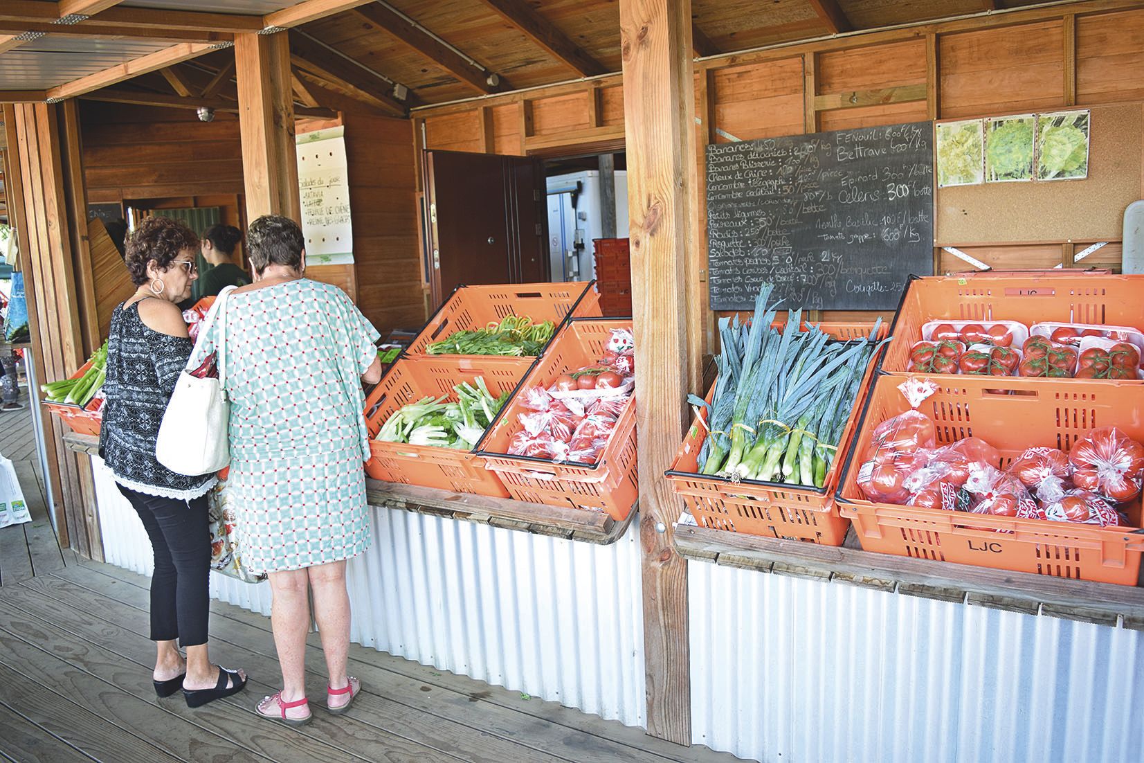 À Dumbéa, le marché Broussard a fait halte cette fois-ci au Jardin Calédonien, à Koé, hier matin. Une trentaine de producteurs sont venus vendre leurs produits directement aux consommateurs.