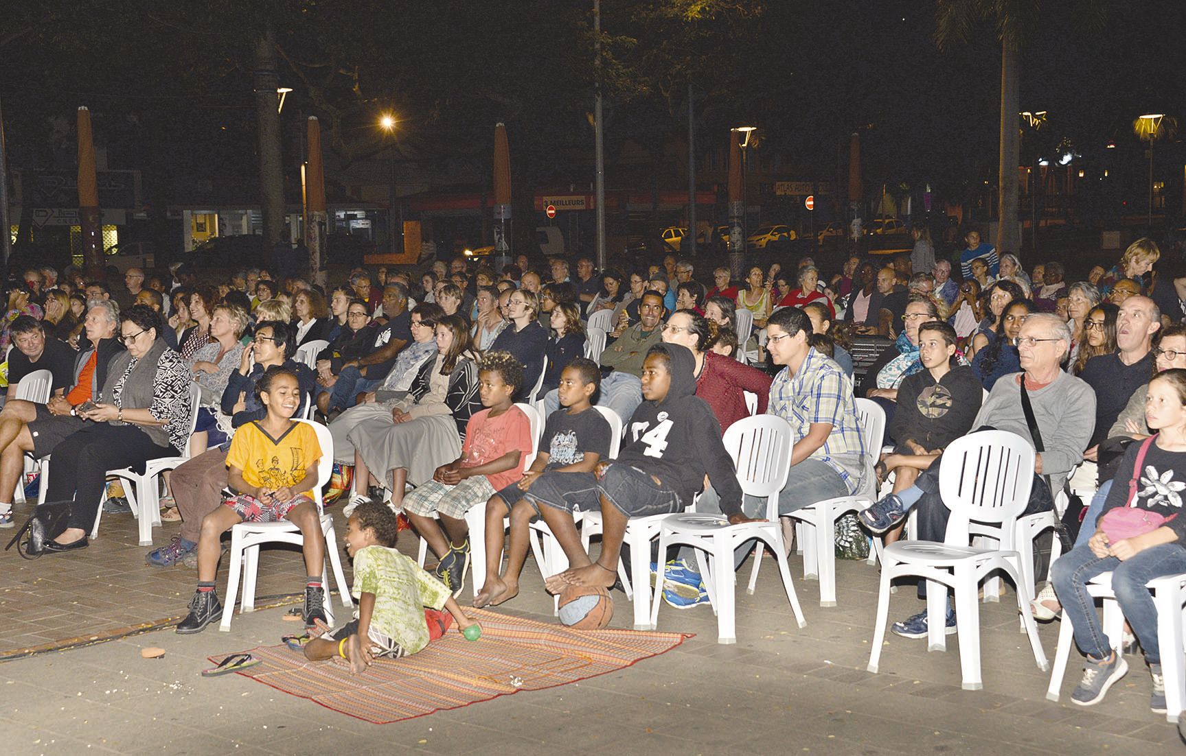 Affluence, samedi soir, place de la Marne. La projection sur écran géant de la pièce Les Fourberies de Scapin, de Molière, mise en scène par Jean-Louis Benoît, a attiré bien des spectateurs. Les 200 chaises disposées sur la place ont trouvé preneurs et de