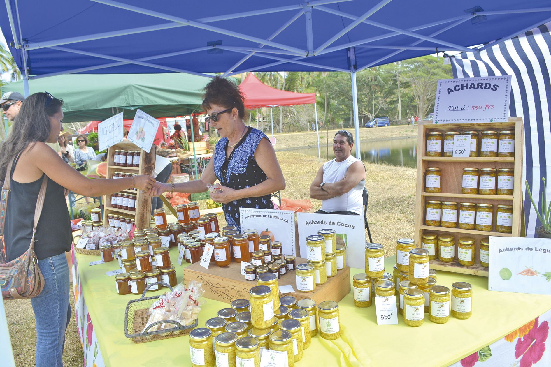 En plus des produits vivriers, les visiteurs pouvaient faire le plein de produits transformés et artisanaux, tels que confitures de citrouille, confiseries, achards de coco ou de légumes, saucissons de cerf, rillettes, etc. à des prix raisonnables.