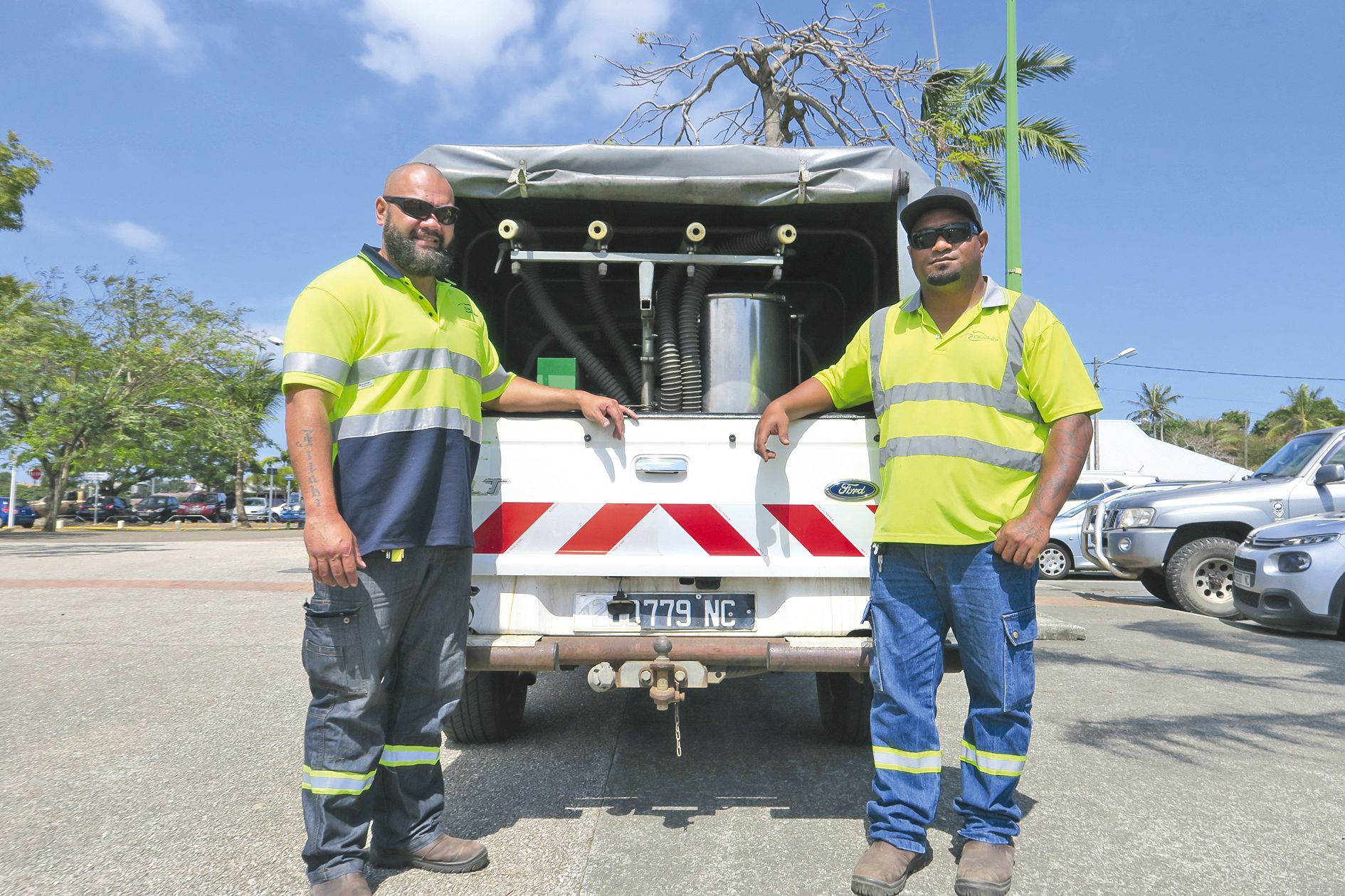 Kenny Wendt et Téva Peckett, respectivement responsable et agent de la cellule hygiène de la ville de Dumbéa, participent à l’action de sensibilisation auprès des élèves.