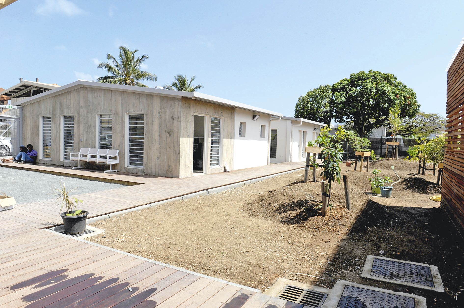 Les nouveaux locaux se trouvent sur le site des anciens ateliers partagés. L’espace extérieur, où ont été plantésde jeunes arbres, n’offre que très peu d’ombre.