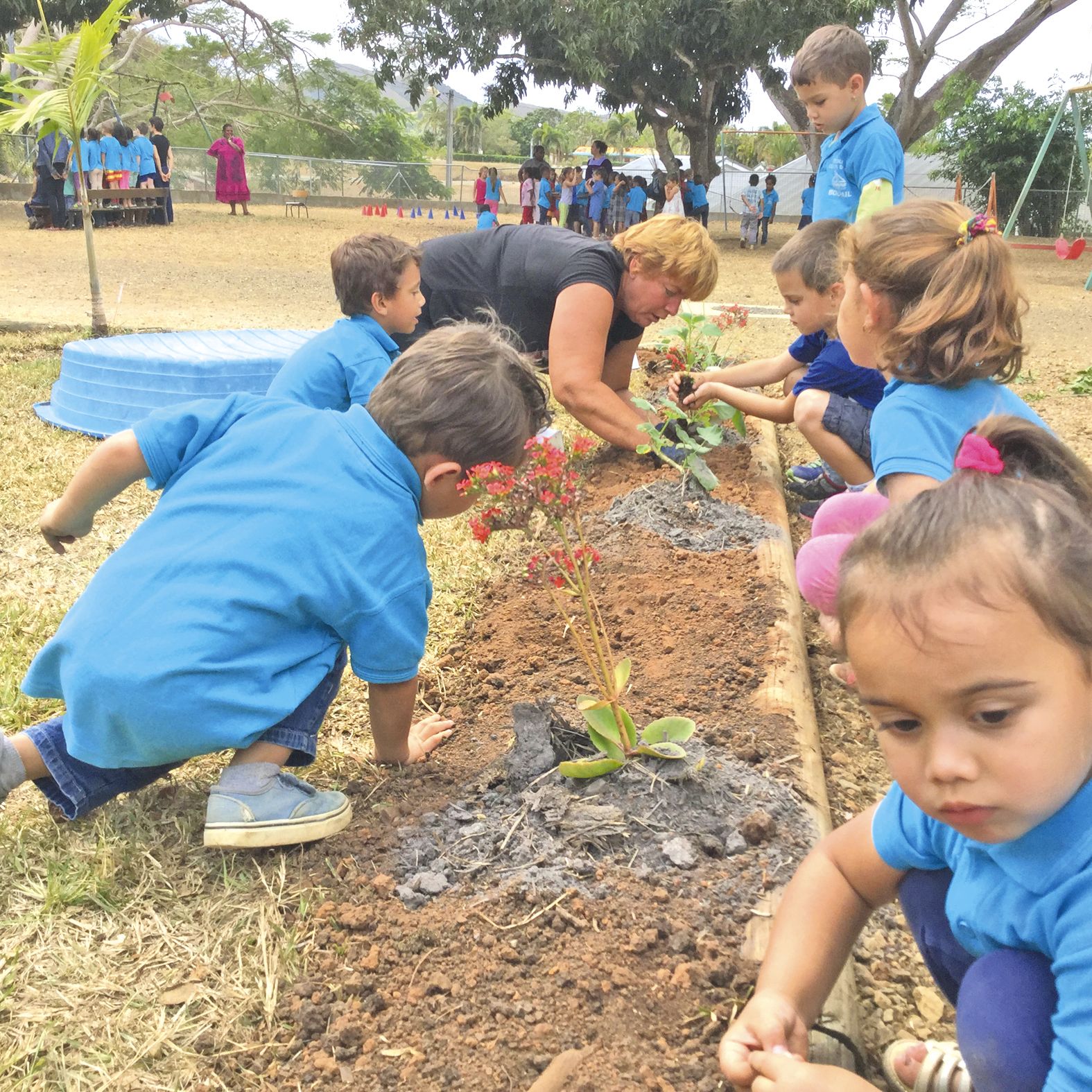 Les enfants sont fiers de leur petit potager. Régina Rieu, 2e adjointe au maire les a d’ailleurs félicités.