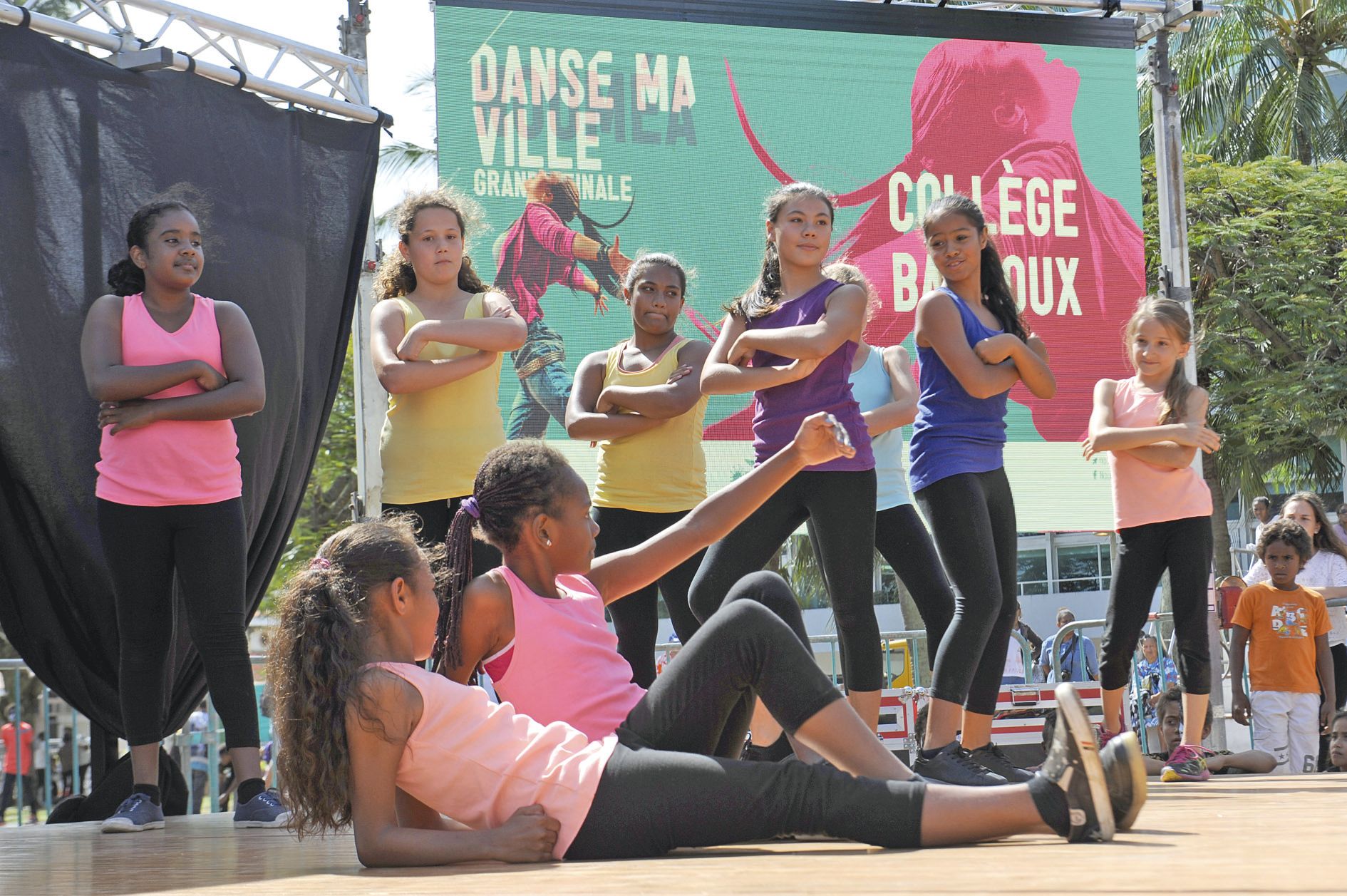 Entre selfies et « duck faces », les collégiens de Baudoux ont misé sur une chorégraphie moderne et drôle. Ils se classent à la 6e place du concours. Comme eux, plusieurs troupes avaient choisi de danser sur des medleys variés pour séduire le jury.