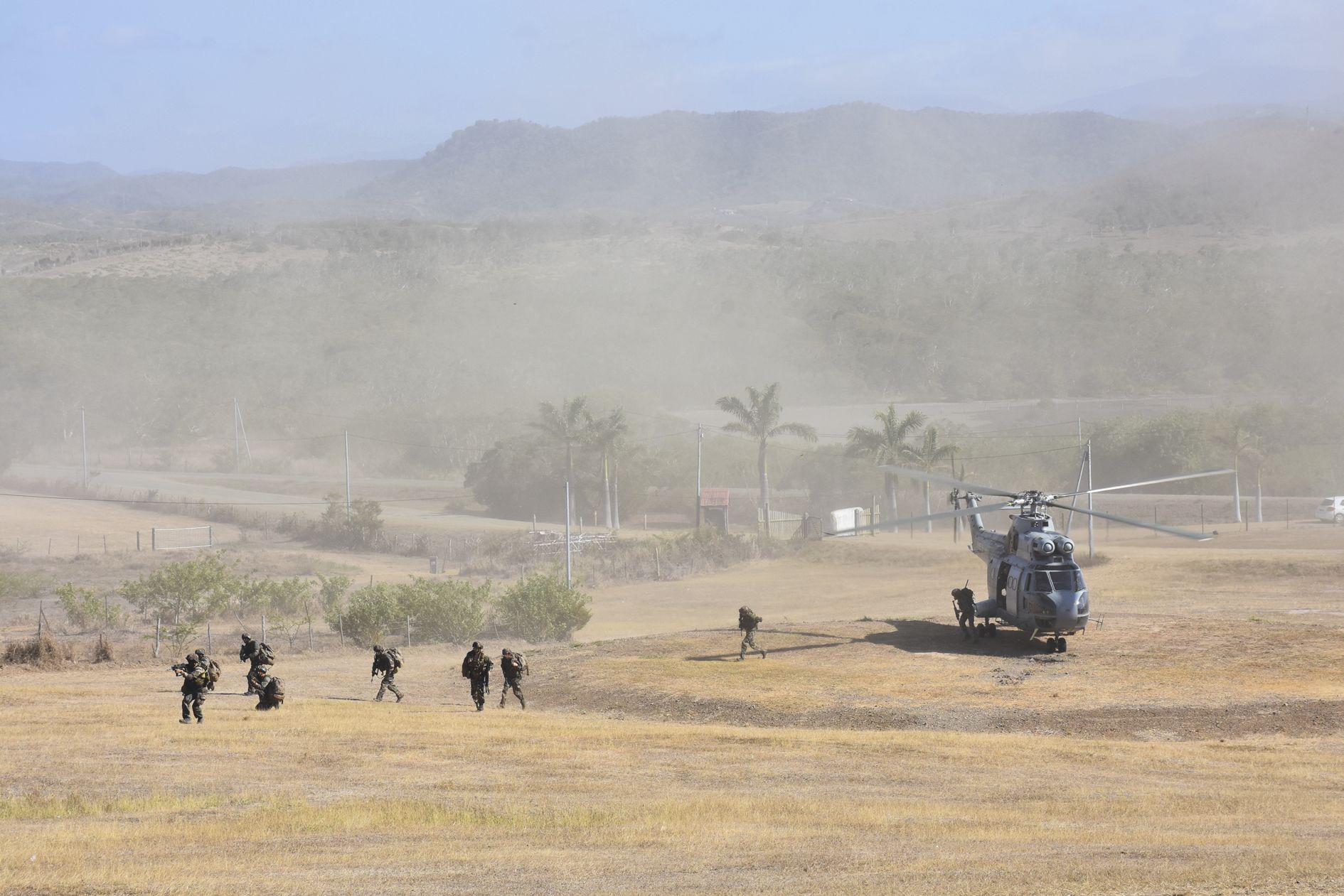 Avec les composantes des différents corps d’armée (aéronefs, moyens maritimes  et soutien), près de 400 militaires ont été déployés sur le terrain, avec des hommes  héliportés au fort Téremba.