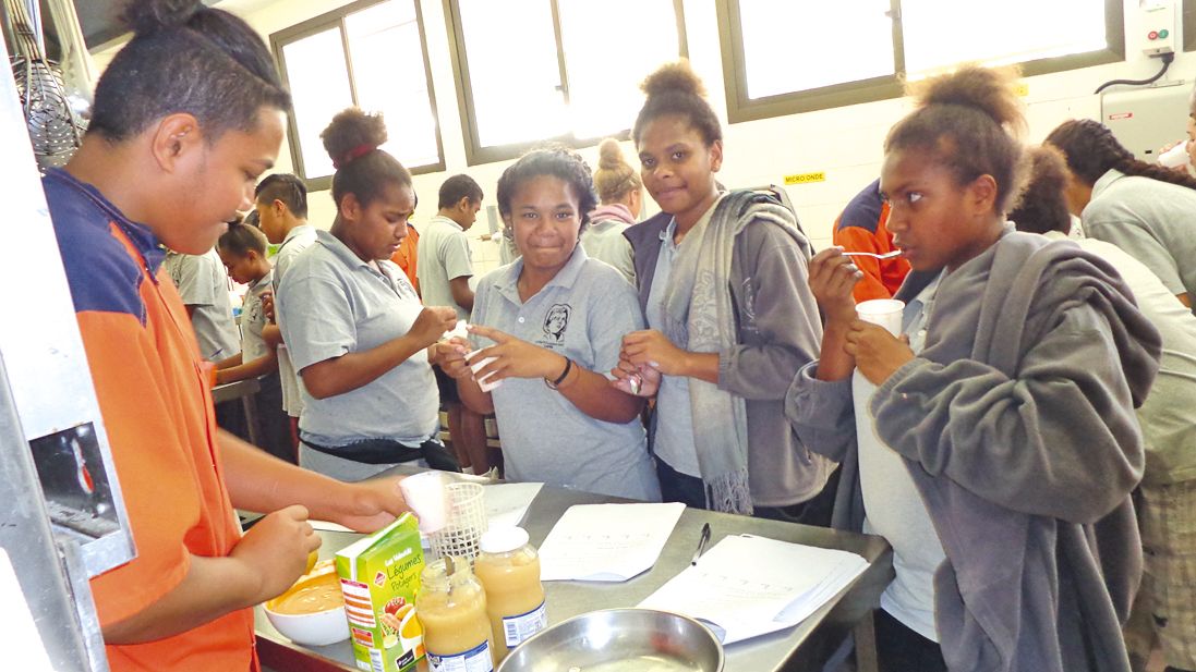 Les collégiens sont allés à la rencontre d’élèves du CAP cuisine à l’antenne de lycée professionnel du collège public, où ils ont travaillé sur des ateliers : tartines, chocolat, eaux, apéritifs, gâteaux et saveurs, pour distinguer les différents goûts (s