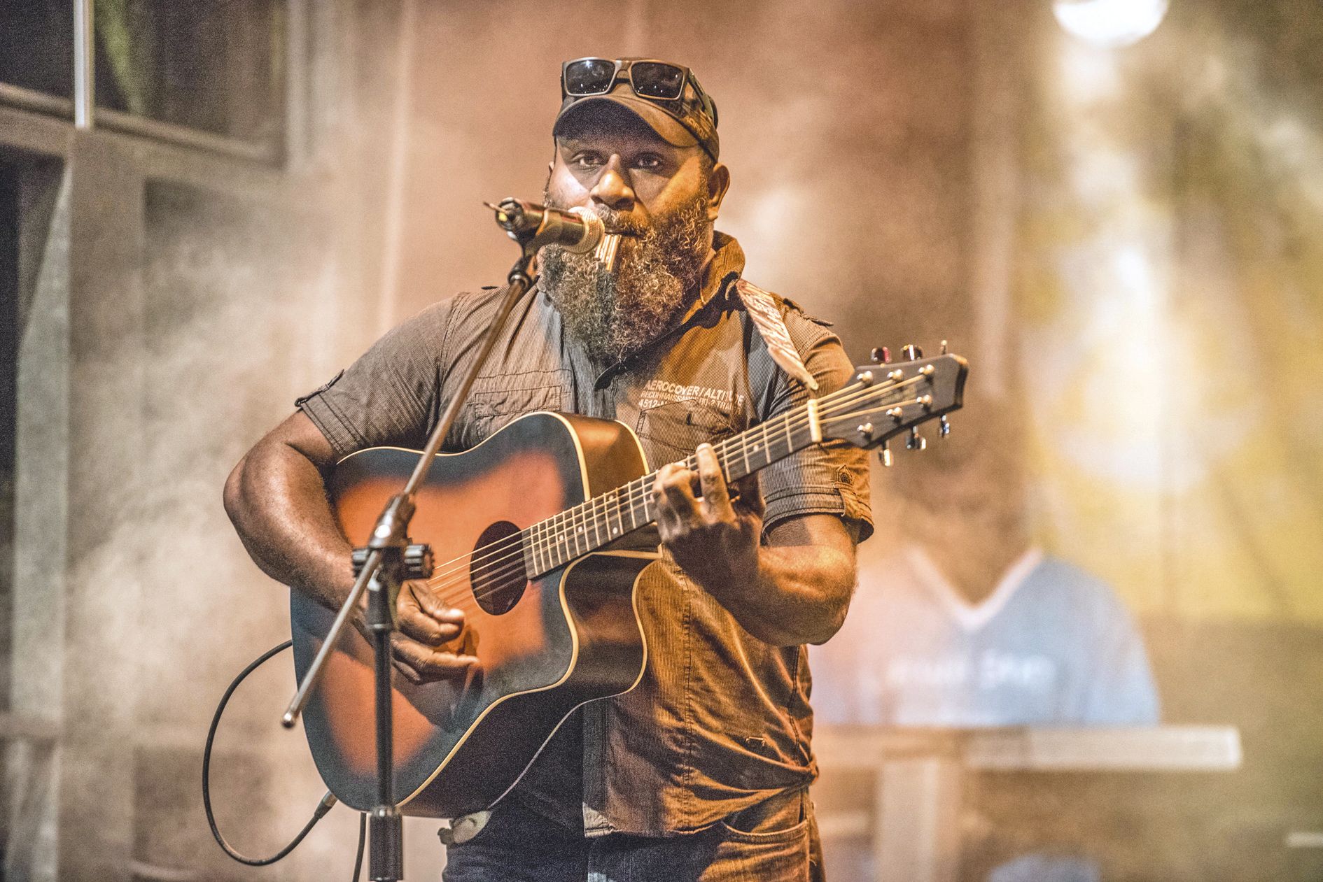 Wawa Sud, groupe de kaneka de la maison de musique de Magenta, a ouvert  le Festival vendredi soir, devant un public présent, mais dispersé sur toute la place. Le chanteur, Henri (photo), est originaire de Maré.