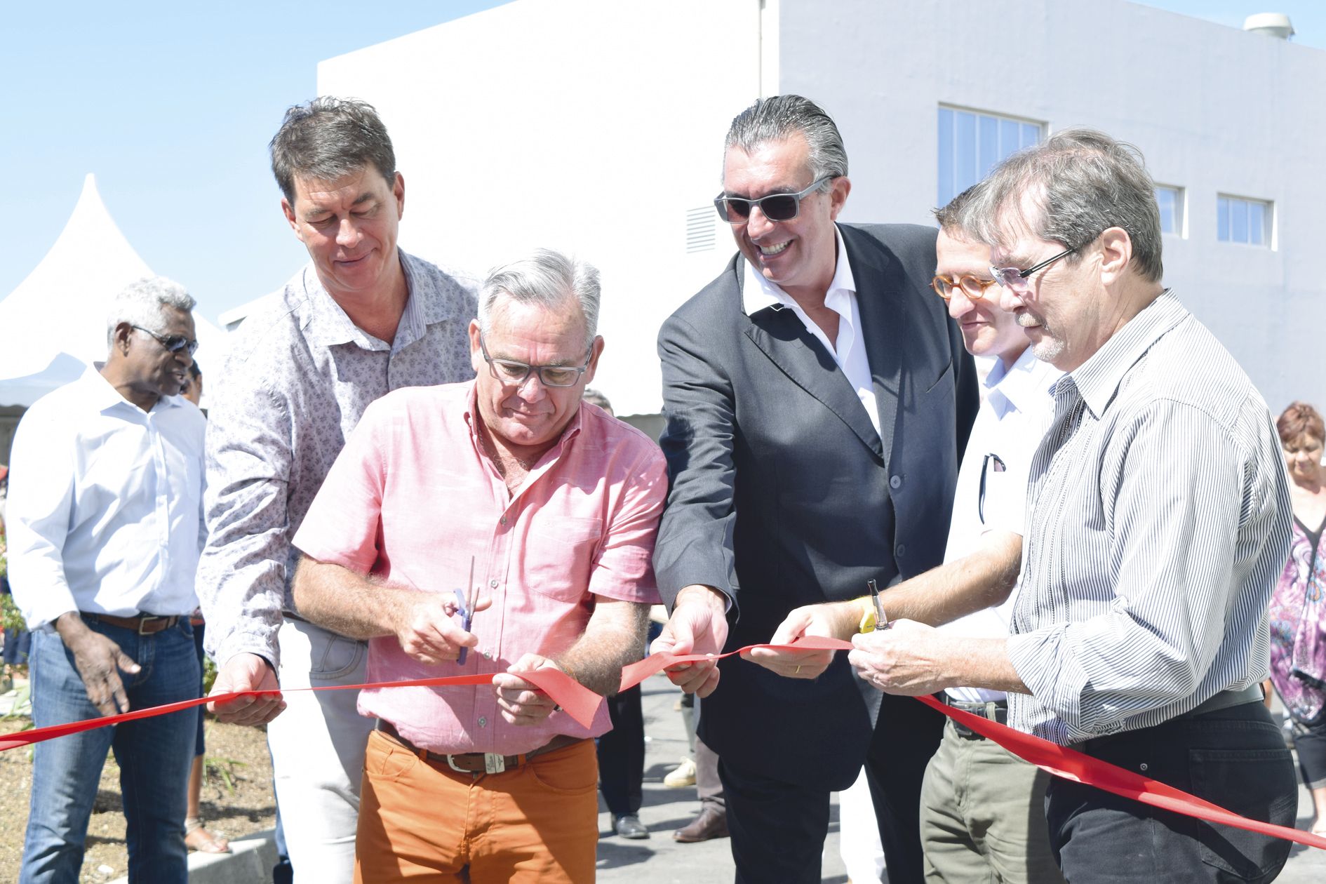 Thierry Santa, président du Congrès, Georges Naturel, maire de Dumbéa, Didier Vallon,  directeur de Suez Outre-Mer, Denis Bruel, commissaire délégué de la République, et  Philippe Michel, président de la province Sud, ont inauguré la Step, hier matin.