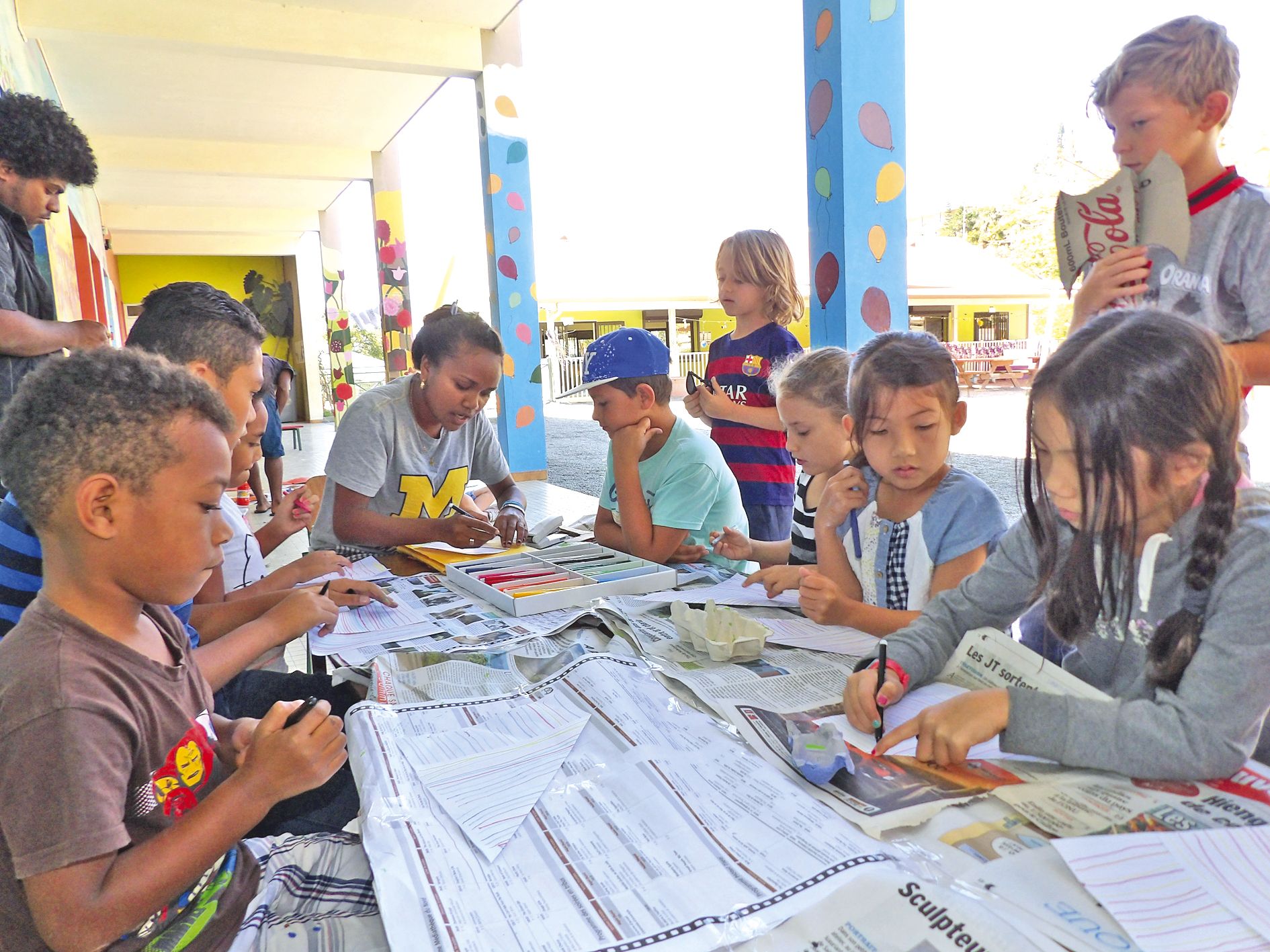 La FOL a pris ses quartiers à l\'école Eloi-Franc pour une semaine placée sous le thème Fleurs et bien-être. Cinquante et un enfants âgés de 3 à 12 ans, dont cinq en situation de handicap, participent aux ateliers théâtre de Steeve, aux ateliers conte de 