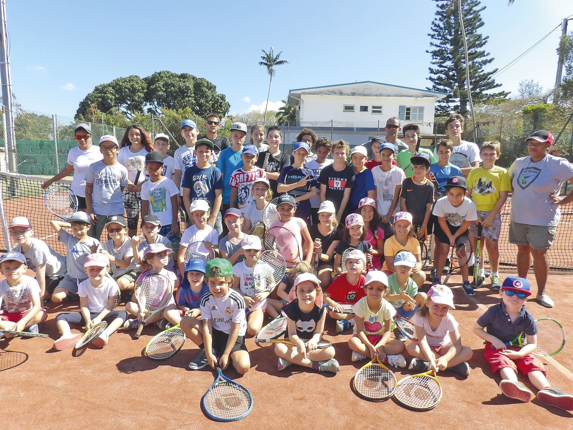 Le tennis club du Mont-Coffyn reçoit soixante-cinq enfants, âgés de 4 à 13 ans, qui se retrouvent chaque matin sur les courts pour un stage de perfectionnement pour les joueurs confirmés et mini-tennis pour les débutants. L\'après-midi est consacrée aux a