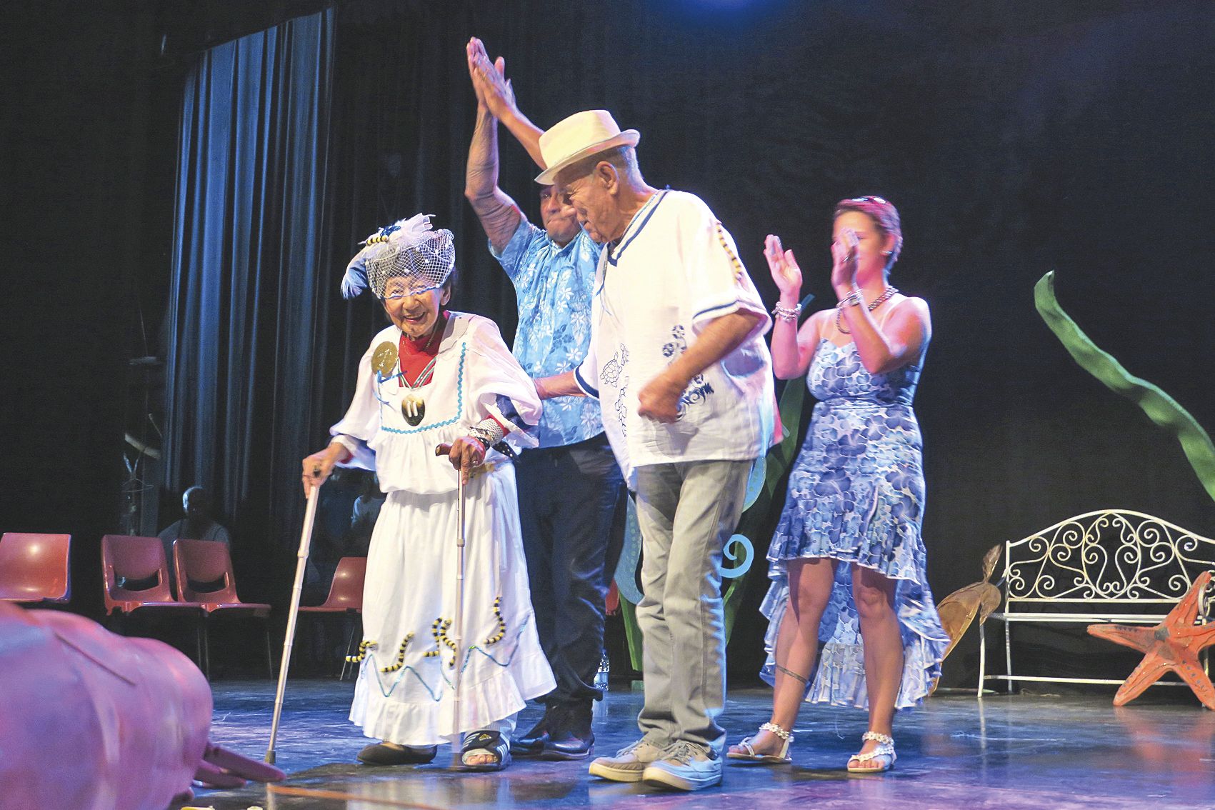 Les premiers prétendants aux titres de Miss Mamie et Mister Papy ont fait forte  impression en entrant en scène au son de la Lambada.