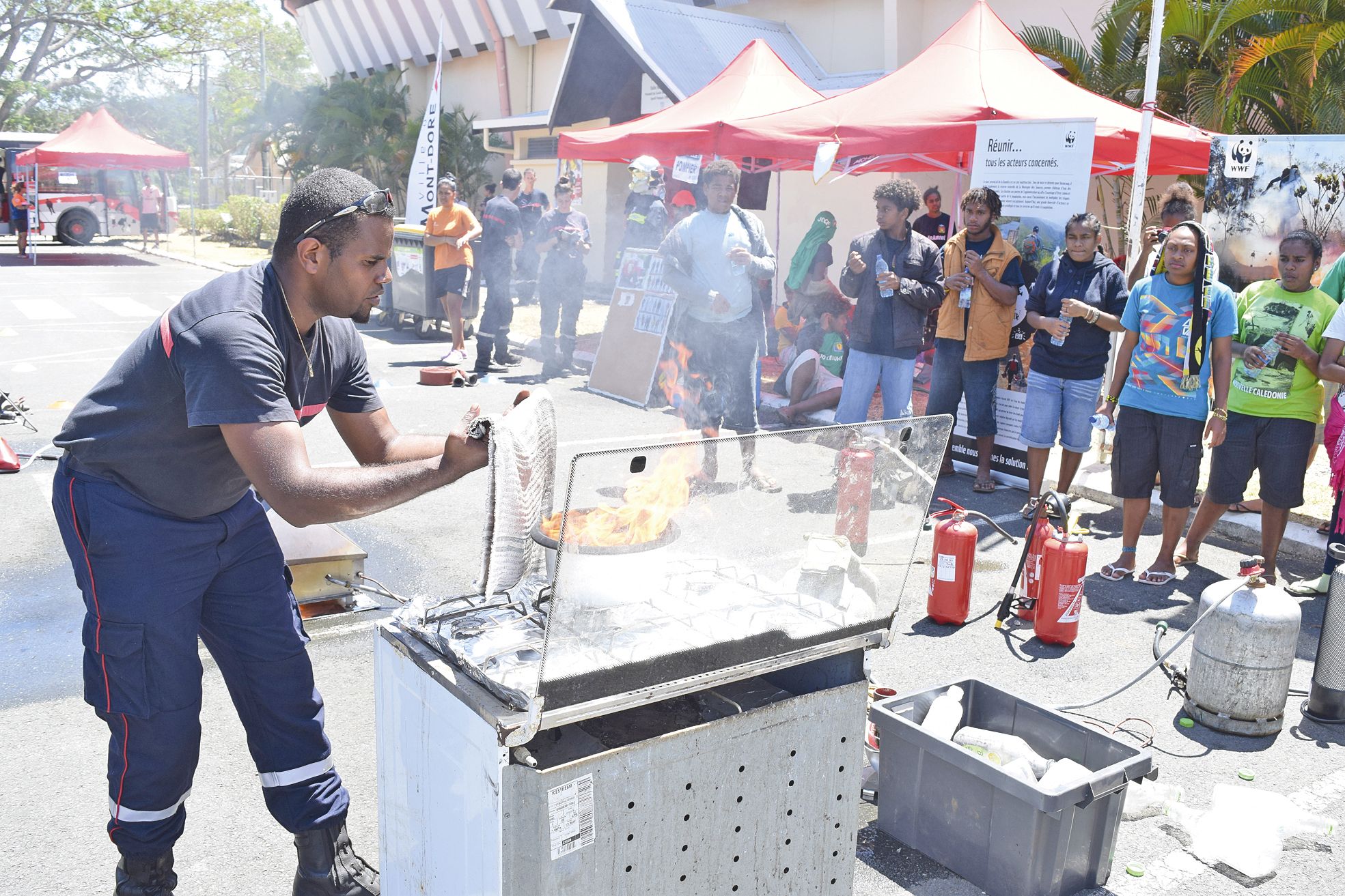 Grâce aux pompiers municipaux, les jeunes ont pu s’initier au maniement des extincteurs. Ils ont aussi reçu une formation pour intervenir sur les feux de marmite.